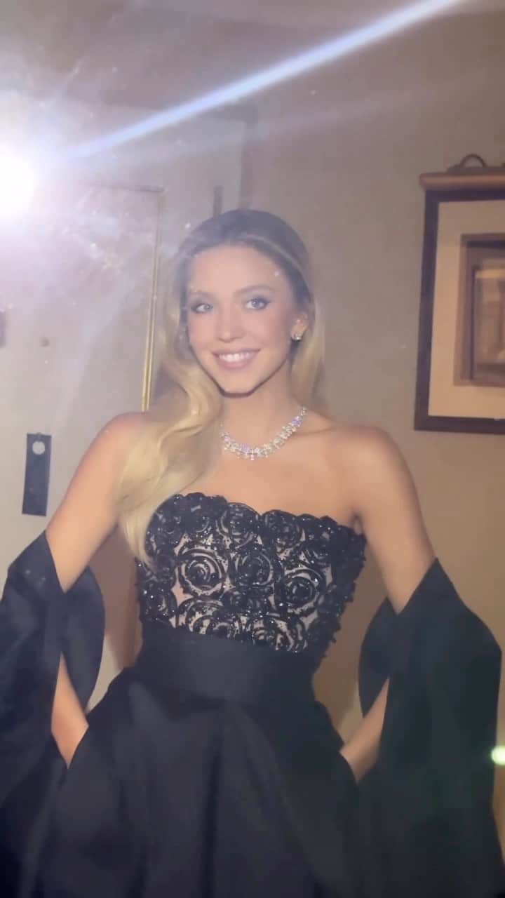 のインスタグラム：「ICYMI: Sydney Sweeney threw an ‘80s prom-themed birthday party over the weekend. Annnnnd of course the guest list was stacked with stars. Head to the link in bio for the iconic pics. ✨  #rg @sydney_sweeney」