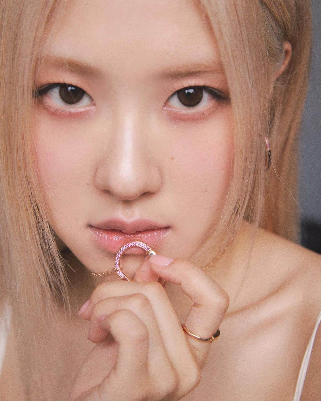 ロゼさんのインスタグラム写真 - (ロゼInstagram)「🧁  • @tiffanyandco x #tiffanylockroséedition  go get yours..♡」9月19日 2時41分 - roses_are_rosie