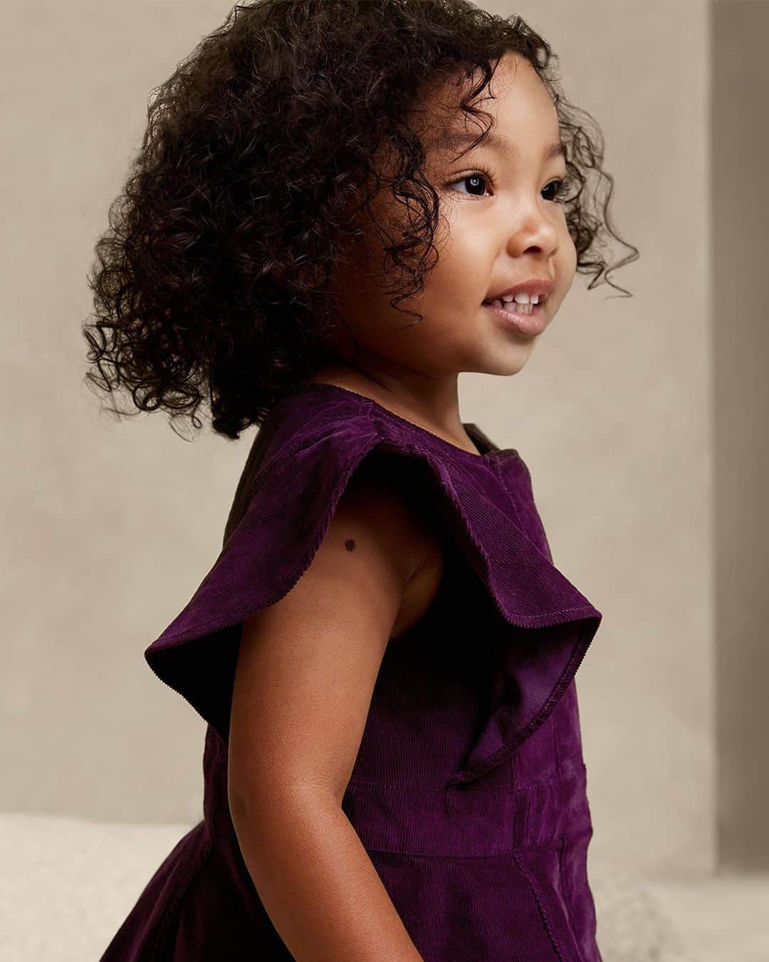 Banana Republic のインスタグラム：「Playful and modern — our new baby and toddler styles are made for celebrations big and small. Discover soft cashmere sweaters, matching sets, plush corduroy dresses and more via the link in bio. #BRBaby」