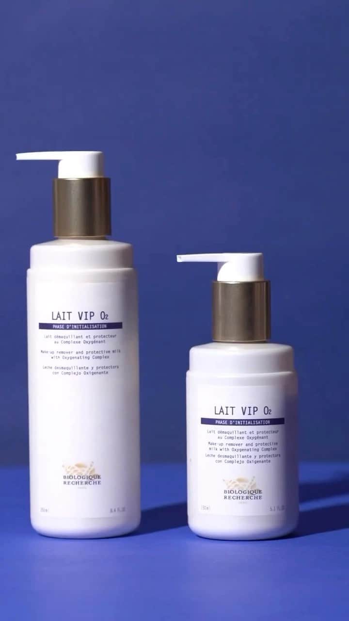 のインスタグラム：「Молочко VIPO2 Biologique Recherche💙.  Косметическое молочко Lait VIP O2 компании Biologique Recherche идеально подходит для людей, живущих в городской черте и подвергающихся воздействию сурового сухого климата. Это замечательное средство для снятия макияжа удаляет все вредные вещества, скопившиеся в тканях вашей кожи за целый день. Оно удаляет загрязнения, успокаивает эпидермис, осветляет кожу и придает однородность цвету лица. Данный продукт насыщает кожу кислородом, стимулирует клеточную активность и мягко очищает кожу.  екомендуется для кожи, определенной по тесту Skin Instants®️, как увядающей и подверженной стрессам.  #biologiquerecherche #biologique_recherche #strongtogether #cosmetics #домашнийуход」