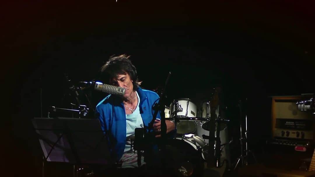 ロン・ウッドのインスタグラム：「🙏Remembering @jimihendrix today, Ronnie's friend, flatmate and fellow guitarist. Here's Ronnie sharing his memories of this mindblowing musician❤」