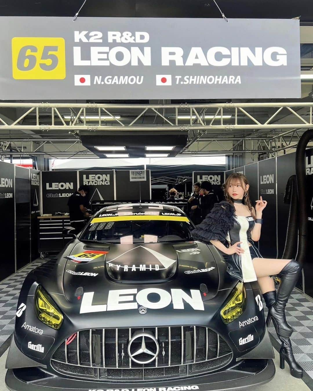 浜嶋りなさんのインスタグラム写真 - (浜嶋りなInstagram)「. . 65号車LEON RACINGのマシーンは LEON PYRAMID AMG🖤🤍  ☝️ステージで言ってるやつ🎤  #LEONRACING #菅生 #仙台 #サーキット #K2RDLEONRACING #LEONRACINGLADY #LEONPYRAMIDAMG #65 #SUPERGT #レースクイーン #racequeen」9月19日 2時56分 - hamariiina