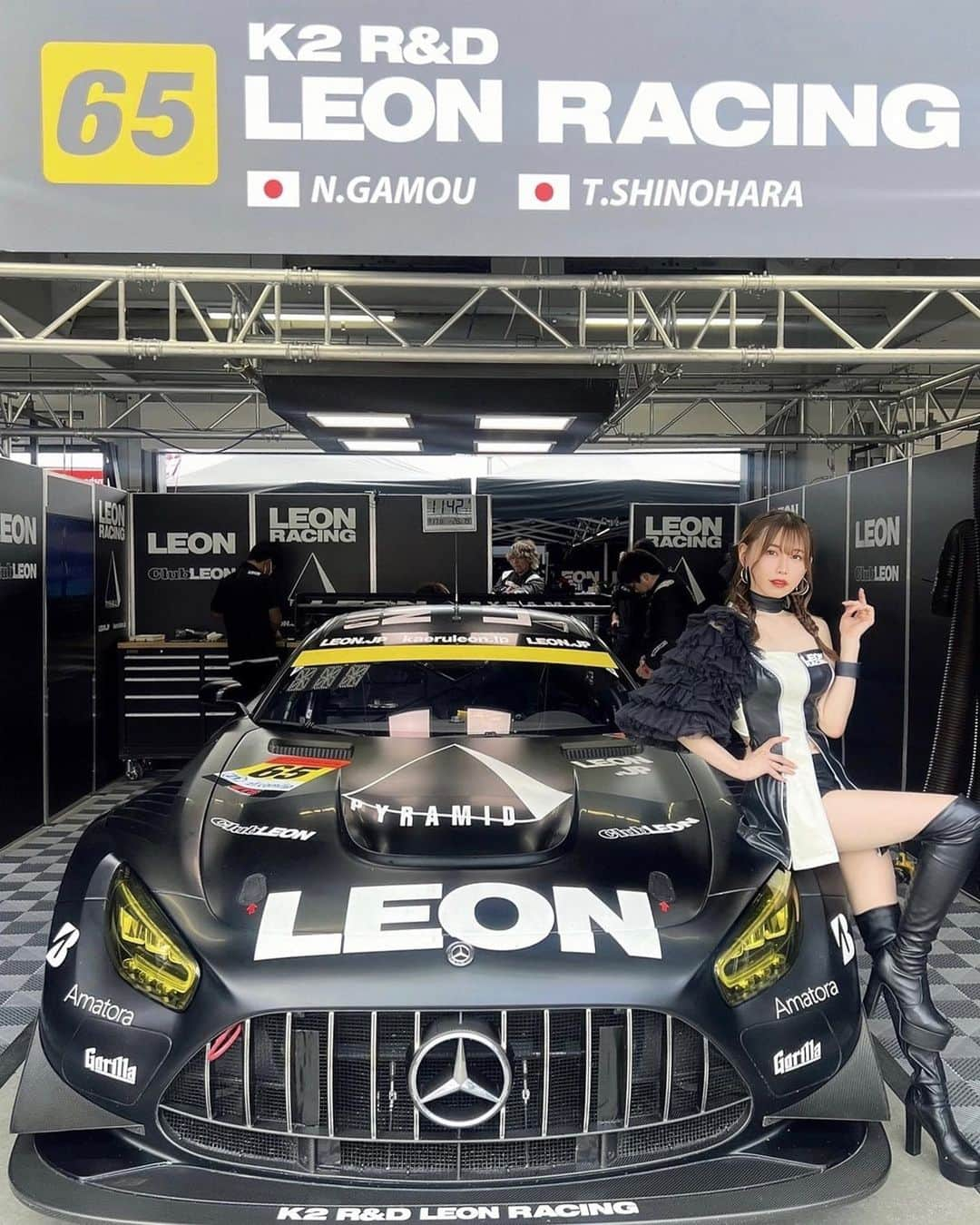 浜嶋りなさんのインスタグラム写真 - (浜嶋りなInstagram)「. . 65号車LEON RACINGのマシーンは LEON PYRAMID AMG🖤🤍  ☝️ステージで言ってるやつ🎤  #LEONRACING #菅生 #仙台 #サーキット #K2RDLEONRACING #LEONRACINGLADY #LEONPYRAMIDAMG #65 #SUPERGT #レースクイーン #racequeen」9月19日 2時56分 - hamariiina