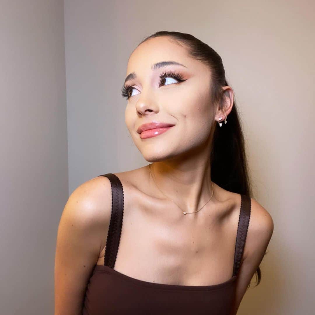 のインスタグラム：「Ariana Grande and Dalton Gomez have officially filed for divorce. 💔 Head to the link for the details.  #rg @arianagrande」