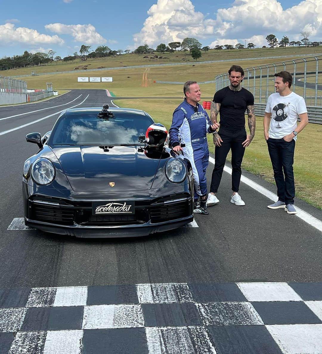 ルーカス・ルッコのインスタグラム：「PORSCHE 911 TURBO DE 780 CV DO @lucaslucco NA VR! 😱😱😱  Olha só quem trouxe essa belíssima máquina para o chefe acelerar: LUCAS LUCCO! 🔥🤩🚀  E aí, será que veio TEMPORAL na VOLTA RÁPIDA com @rubarrichello? 👀🏁😍  Comenta aí! 🚀🚀🚀  #porsche #porsche911 #lucaslucco #barrichello」