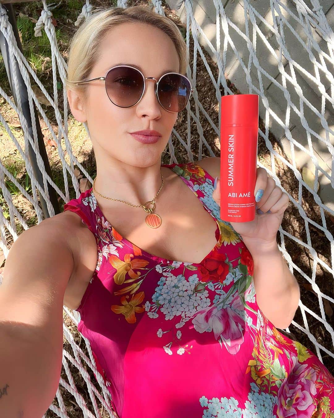 アンナ・キャンプのインスタグラム：「Enjoying the last days of summer with the silkiest hydrated skin ever thanks to @abiame serum based body lotion ♥️ Summer Skin all year long …. Can’t wait for you guys to try!!! Xo, Anna」