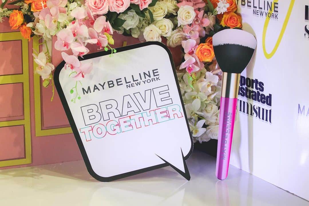 Sports Illustrated Swimsuitさんのインスタグラム写真 - (Sports Illustrated SwimsuitInstagram)「Stop #1 of our College Tour at @universityofhouston was amazing, all thanks to our partners at Maybelline!💄✨  @Maybelline brought in some of their most talented artists to provide students with glam before they took their headshot photos.  Brooks Nader, Ellie Thumann & Nicole Williams English shined light on mental health challenges college students often endure, sharing invaluable advice and insights with the crowd.  Stay tuned for SI Swimsuit’s next tour stop – we're just getting started! 🚌💨  #BraveTogether #MaybellinePartner #BeYouWomensEmpowermentTour」9月19日 3時22分 - si_swimsuit