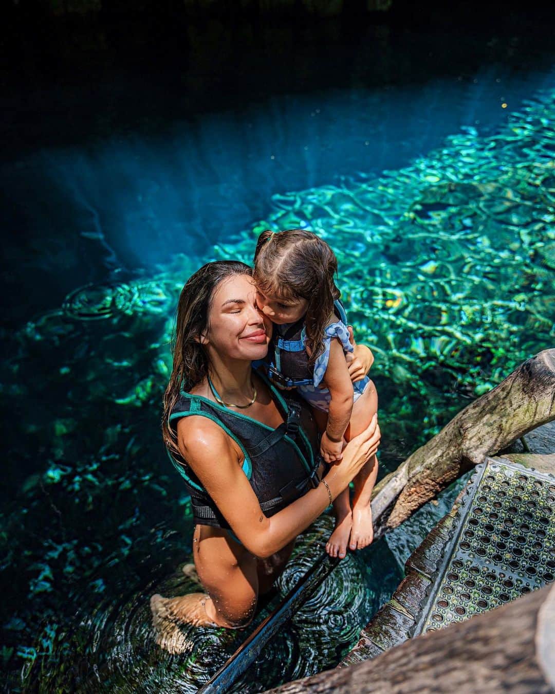 Elisabeth Riouxさんのインスタグラム写真 - (Elisabeth RiouxInstagram)「When she was born,  I wanted to show her my world but it ended up being her showing me our world 🌎   Our mini adventure during an extremely relaxing trip 🐠  Cenote are so unique & unreal, alot of scientists say they were caused by the asteroid that destroyed the dinosaurs since they form a perfect circle with the Gulf of Mexico hole, & they’re so deep that we can’t explore them to the bottom ✨ I wonder what secret they are hiding & feel very lucky to explore them with Wolfie Doupi, our world is so special 🥹」9月19日 3時22分 - elisabethrioux