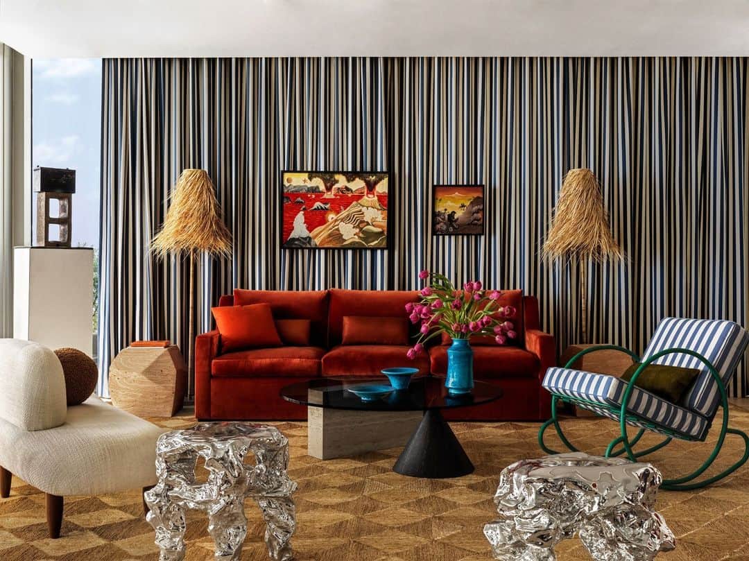のインスタグラム：「In the art of homemaking, it’s often said that red favors the brave. Such is certainly true in the living room of Tom Healy and Fred Hochberg’s apartment, where a @luigicacciadominioni sofa, set off against a bold @delanyandlong stripe, is the star of the show. “I wanted an homage to irreverence,” says the owner Tom Healy, who tapped maverick design duo Charlap Hyman & Herrero (@ch_herrero) to overhaul his home. The firm approached the project as a Gesamtkunstwerk, translated as a “total work of art.” Only designers as hawkeyed and well informed as Charlap Hyman and Herrero would even try.  Click the link in bio to tour the rest of this delightfully surreal abode. Written by @cokhio. Photographed by @chrismottalini. Styled by @tessawatson.」