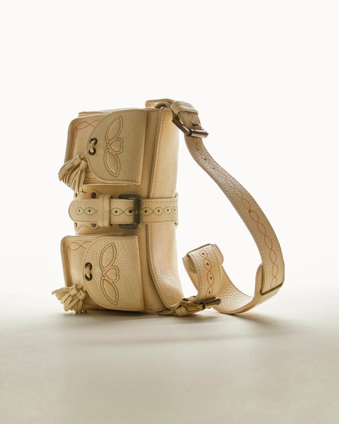 マルベリーのインスタグラム：「What's better than new?  Explore the Mulberry Pre-Loved Pop-Up in London's Soho and shop archive Mulberry pieces as well as the exclusive #MulberryxStefanCooke collection.  12 Poland St, W1F 8QB 16th - 26th September  11am - 7pm  #MulberryMadeToLast」