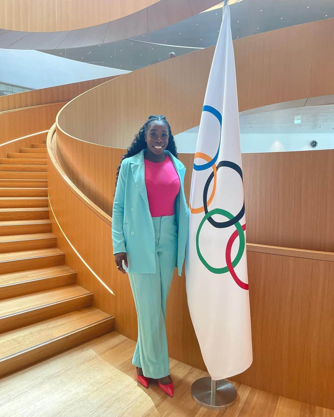 アニカ・オヌオラのインスタグラム：「I had the pleasure to be invited to Switzerland by the IOC @olympics to be a speaker at this year’s Consensus Meeting on Safeguarding Athletes in Sport at the Olympic House in Lausanne. It was an opportunity to share my thoughts on the current safeguarding process, offer insight on various solutions and listen to how the IOC plan on implementing changes and develop effective policies for the future protection of all athletes.   Athletes have the right to take part in sport in a safe and enjoyable environment. Unfortunately, we know that this is not always the case. Getting safeguarding right will ensure a wider participation in sport and ensure safe access for everyone. I look forward to working with the IOC as a former athlete on how we can create effective changes together.  I also got to sign the famous Olympic wall and finally receive my OLY certificate and badge.   Once an Olympian, always an Olympian!   #OlympicGames #sports #IOC  #athlete #olympian」