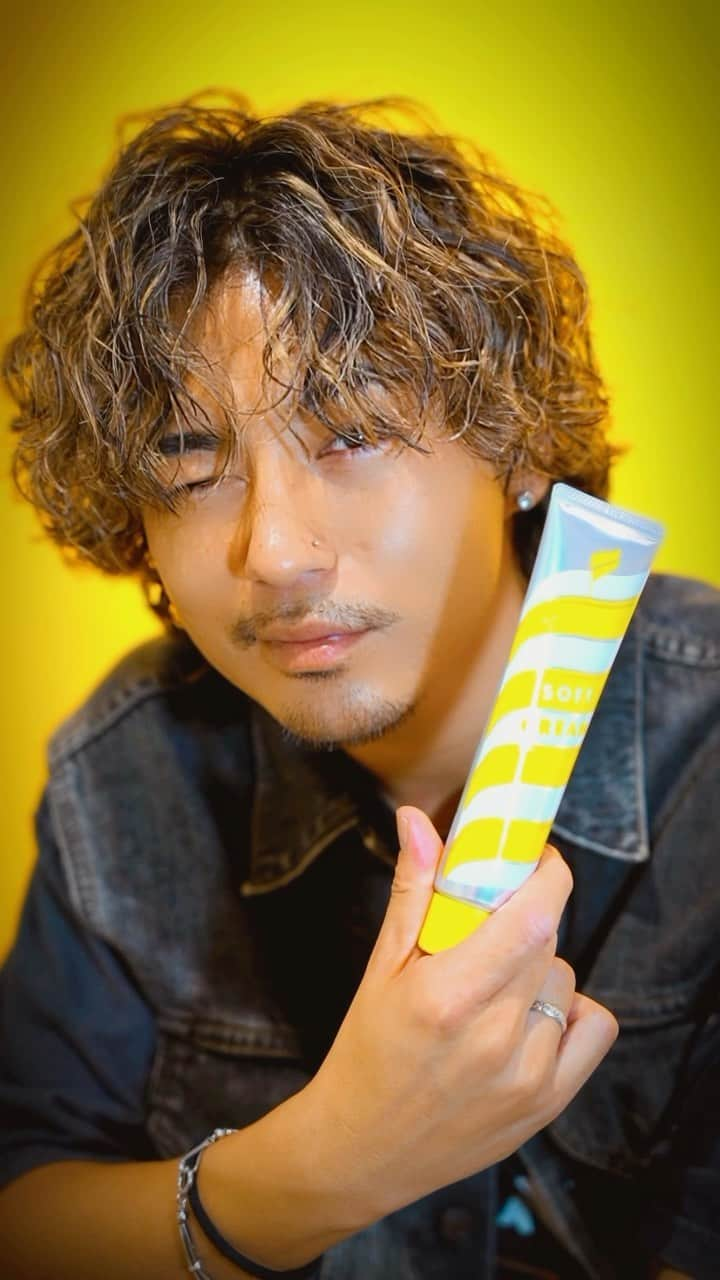 鈴木大二朗のインスタグラム：「Let's Try!！ 10周年記念で作られた OCEAN TRICO hair wax SOFTCREAMでセット🍦💛  パーマスタイリングに適した テクスチャーで馴染ませやすく 金木犀の香りがスタイリングの 楽しさを倍増してくれます♡  濡れた髪をタオルドライ後に 全体的に馴染ませます。 頭をフリフリ((((；ﾟДﾟ))))))) ⚫︎遠心力✖️自然乾燥 これがパーマのカールと束間を 綺麗に出すコツです🤫🤫🤫 乾いたらボリューム調整して 完成の簡単セットです♡  トリコ史上No.1 さすがに虜です❤️🤍💙  #オーシャントーキョー #オーシャントリコ #ソフトクリーム #OCEANTOKYO #OCEANTRICO #SOFTCREAM #ソフトクリームヘアアレンジ #ニュアンスヘア #スタイリング講座 #センターパート #メンズヘアスタイル #ヘアワックス #ヘアセット」