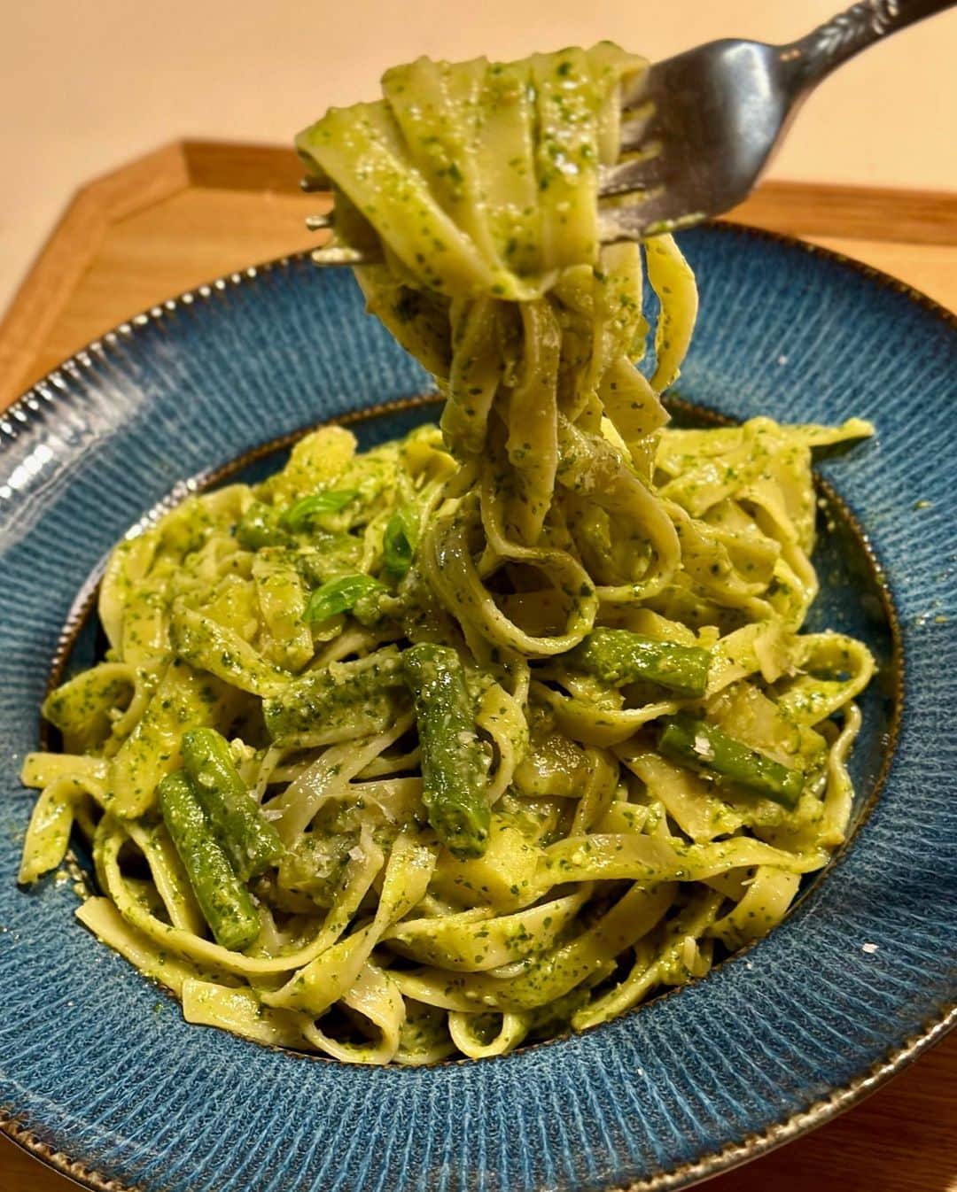 のインスタグラム：「ジャガイモ感強めの「ジェノベーゼパスタ」作った。 めっちゃ美味しくできた！ ⁡ 前にも参考にした『アルポルト』片岡護シェフの「じゃがいもといんげんのジェノベーゼパスタ」のレシピで。 ⁡ #グギメシ」