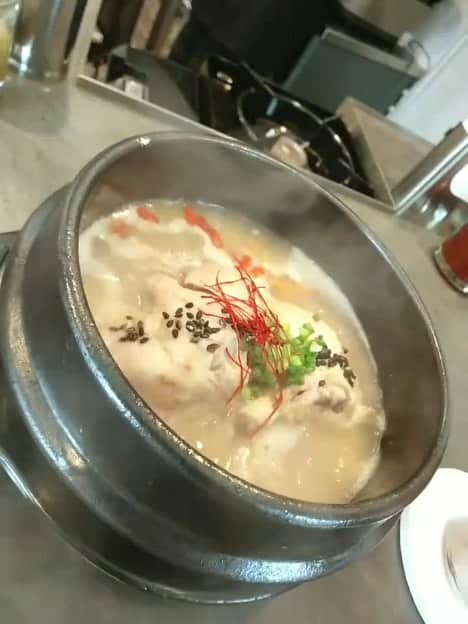 鶴あいかのインスタグラム：「ランチ‎参鶏湯𓇢𓅮 いっつも写真撮る前に、もう口が動いちゃうから写真残せないけど𓌉◯𓇋 ⁡⁡ ⁡ 新大久保以外で韓国料理屋さんを知る事が出来てラッキー♡お腹いっぱい大満足でした！⁡ ⁡  #参鶏湯  #韓国料理大好き  #韓国料理ランチ  #koreanfood」