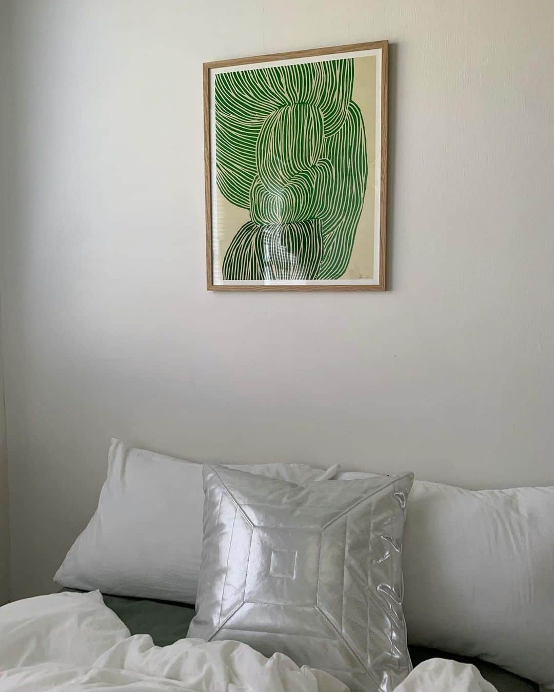 尾島沙緒里さんのインスタグラム写真 - (尾島沙緒里Instagram)「最近、日本らしい和風インテリア(ジャパンディと言う)が好み🍀  そこはかとなく和を感じるポスターを買いました。 作者はRebacca Hein(レベッカ・ヘイン)。 綺麗な緑色で渋くなり過ぎないけど、版画っぽさもあり.... 気に入ってます☺️  他の投稿はこちら ▷▷▷@ojimasaori__newscaster ⁡ #ひとり暮らし #ひとり暮らしインテリア #一人暮らし #一人暮らしインテリア #一人暮らし女子 #一人暮らし部屋 #マイルーム #賃貸インテリア #ワンルーム #ワンルームインテリア #ホワイトインテリア #韓国インテリア #カラフルインテリア #ジャパンディ #japandi #和モダン #和モダンインテリア #myroom #mygoodroom  #ベッドルームインテリア #ベッドルーム #アートのある暮らし #アートのある生活 #レベッカペイン #rebeccahein #ポスターのある暮らし #ポスターアート」9月18日 18時34分 - ojimasaori__newscaster