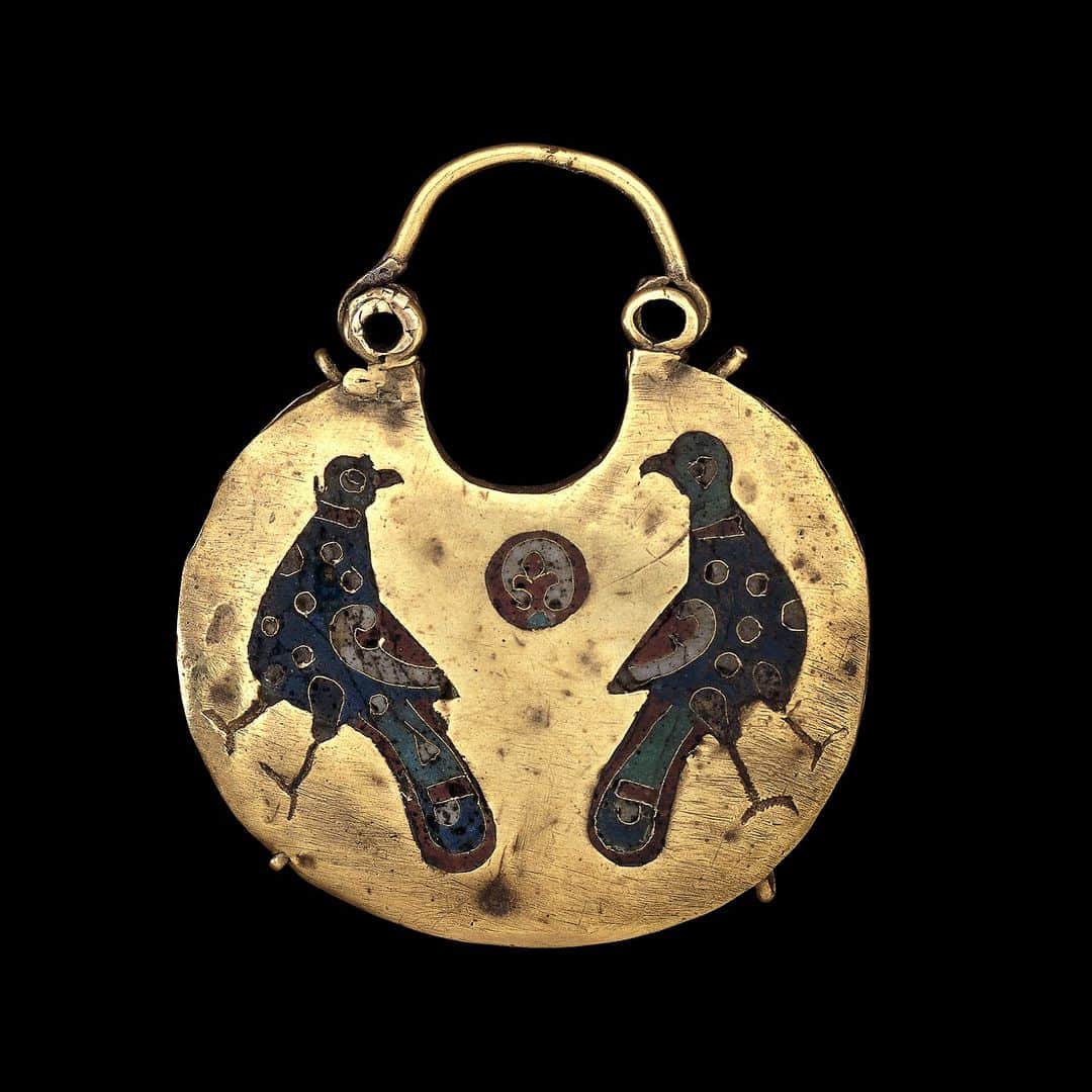 大英博物館のインスタグラム：「Made around 1075–1125, this gold pendant may have been worn by an aristocratic woman in Kyiv at official ceremonies as part of a headdress ✨  On the front, two birds turn to confront one another – the shape of their tails suggest they are doves and may be symbols of the Holy Spirit.   The style of the enamelling is similar to that found in Byzantine jewellery and demonstrated the influence that the Byzantine Empire had on its neighbours in Kyiv.   🏛 See this pendant on display in Room 40 of the Museum – The Sir Paul and Lady Ruddock Gallery of Medieval Europe, 1050–1500.   🔎 Gold pendant. Kyiv, Ukraine, around 1075–1125.   #BritishMuseum」
