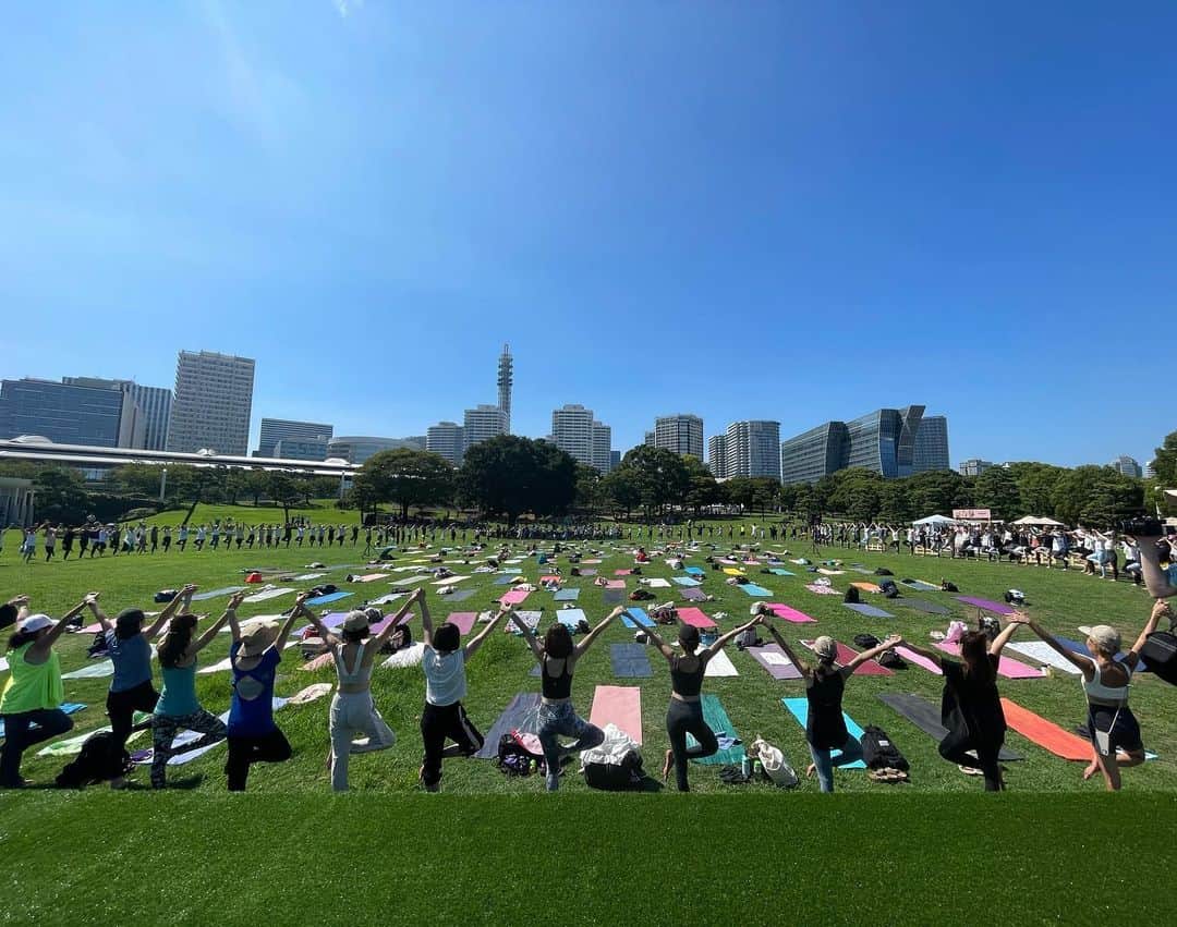 野沢和香のインスタグラム：「YOGAfest2023 1本目のクラスはPark Yoga  灼熱🔥ヨガ🤣 岩盤浴のようなマットの上で皆サウナ帰りのように滝汗になってました😂が楽しんでくれたようで良かったです✨ 雲一つない青空の下でエネルギーを一つ合わせて時間は激アツなgood vibesでした✨  暑い熱い中、参加してくださった皆様本当にありがとうございました🙏 皆輝く笑顔が最高でしたよ！  ステージの人工芝は鉄板のようでした🤣が、 @miyukigramyoga & @orieppi  と頑張りました😆  写真2枚目はいつもgood vibesの塊綿本大先生と @akirawatamoto」
