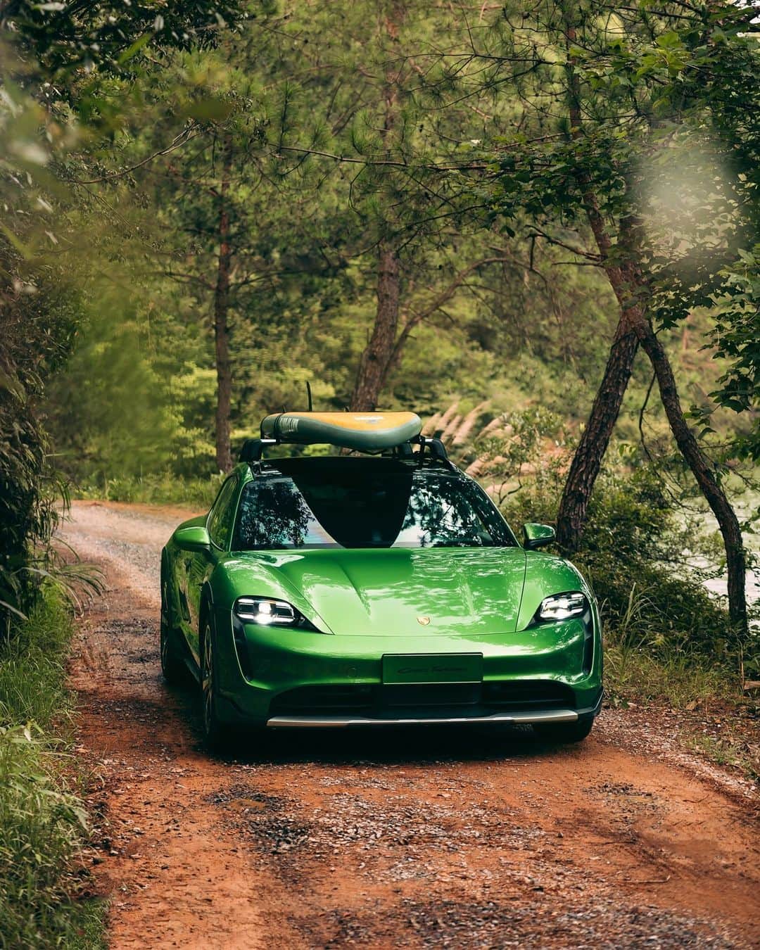 Porscheさんのインスタグラム写真 - (PorscheInstagram)「Hit the pedal. Then grab your paddle. __ Taycan 4 Cross Turismo: Electrical consumption combined in kWh/100 km:  24,8 - 21,4 (WLTP); Range combined in km:  416 - 488 (WLTP), Range City in km:  518 - 597 (WLTP); CO2 emissions combined in g/km: 0 (WLTP) I https://porsche.click/DAT-Leitfaden I Status: 09/2023」9月18日 18時43分 - porsche