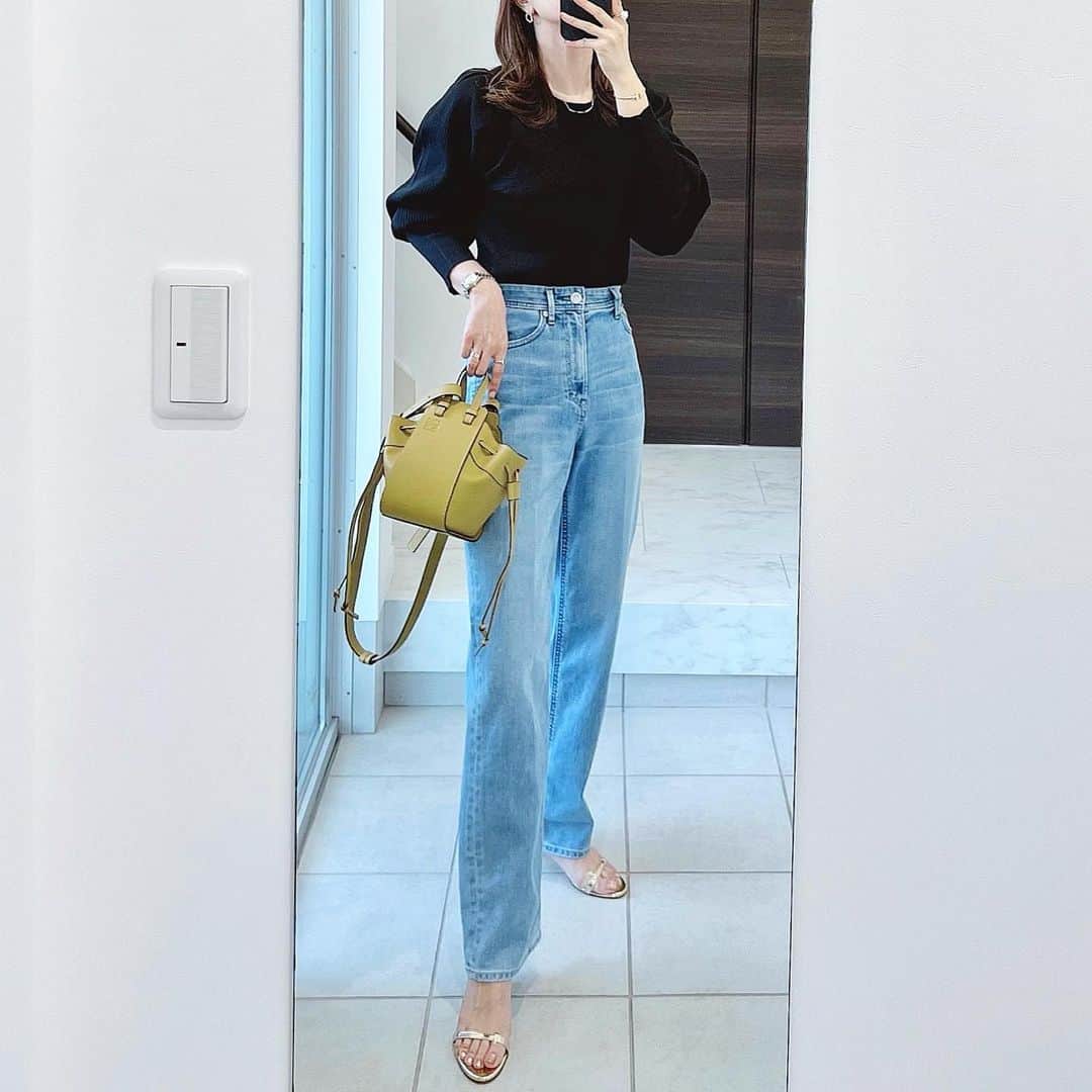 のインスタグラム：「* 毛玉ができにくいニット🧶！ ボリューム袖とロングカフスが華やかな雰囲気に☺️ 後ろにはパールボタンが並んでいて 後ろ姿も抜かりなく可愛い😚💕 ハリ感のある素材でシルエットもキレイに出ます！ 丈も長くないのでスカートやボトムスに インしやすいのも嬉しい👍🏻♥︎ ストーリーにリンク貼っておきます⸝⋆ グレーも可愛かったなぁ🩶 * 最近家の中の家電たちが壊れ続けているって 少し前にインスタ書いてたのですが、続行中で…😭 まだまだ暑いこの時期に、 リビングのエアコンが壊れるという 1番最悪な事態がー😱 少し調子悪いなぁ…と思いながら、 コールセンターに電話しながらも やり過ごしていた木曜日。  金曜日、ついに動かなくなり夕方連絡すると 三連休なので火曜日の修理になります〜🧑‍🔧と。 三連休ぅーーー😱！ こんな時に限って 寝室にはインフル中の次男を隔離。 その間、私と長男はずっとリビングで寝ていたのですが さすがに暑くて無理😫 パパの部屋で寝るのもなぁー😒諸々無理🤪笑  とりあえず土曜日はエアコンのある 脱衣所？洗面所？で過ごして、 寝る時は悩みに悩んで次男がいる寝室を除菌しまくり マスクをつけて3人で就寝🥺  日曜日、奇跡的にエアコンが少し動いてくれて 今日も動いてくれてるー😭✨ 明日修理予定🥺✨ まだまだ油断できないけど、 できるだけ隔離を頑張った甲斐もあり、 次男以外みんな元気👍🏻❤️  なんかほんま色々と災難続き😅 母にも"そんなにいっぱい大変なことあったら これからいっぱいいい事あるで👍🏻！" って言ってもらったことやし🥳笑 そろそろいい事いっぱいあるかなー🙄笑  長い自己満足な記録、読ませてしまってすみません🥺！ * knit #kobelettuce @kobe_lettuce  denim #yanuk sandal #nebulonie bag #loewe * #男の子ママ#ママコーデ#ootd#style#outfit#coordinate#simple#fashion#instafashion#神戸レタス#レタジョ #パールつきボリュームスリーブ毛玉レスニット」