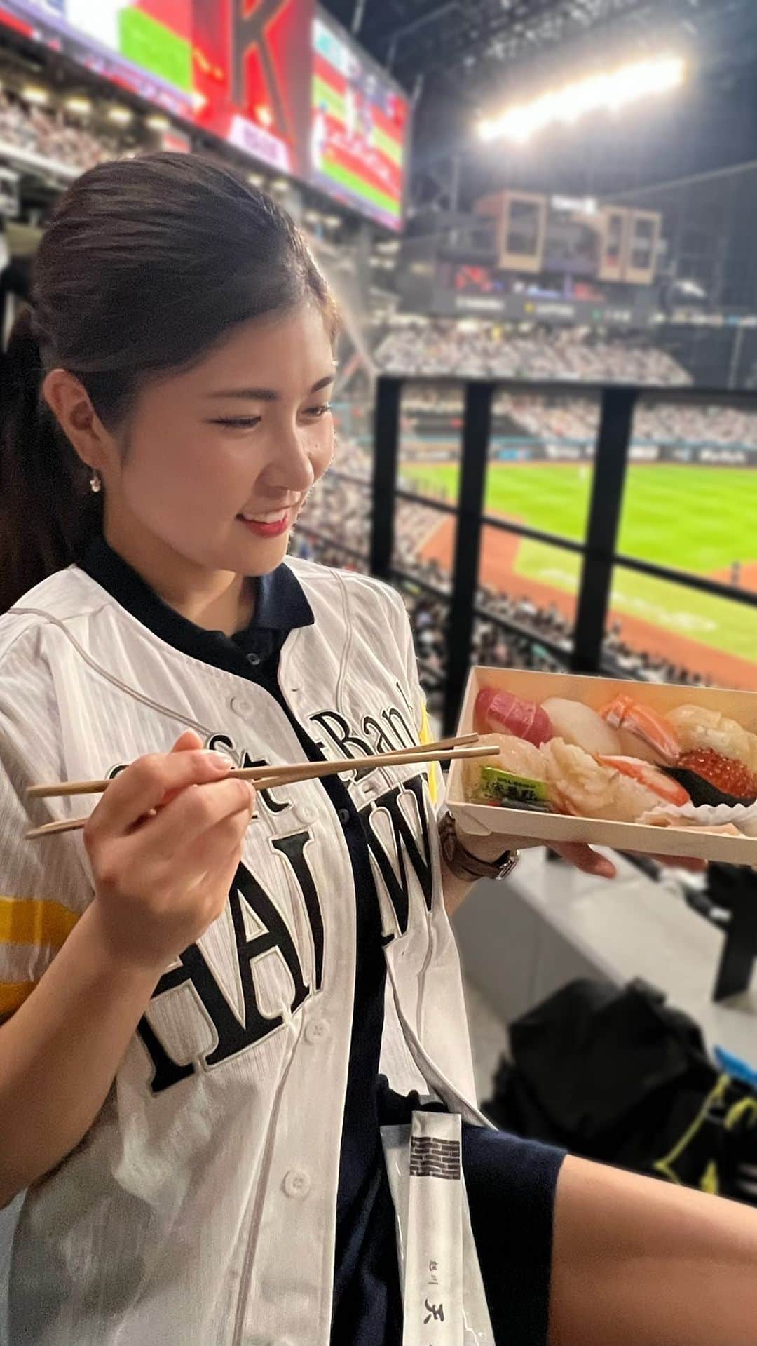 のインスタグラム：「エスコン⚾️🩵 海外にいるみたいで楽しかった!! 球場内のレストランが充実しすぎてて、 お鮨屋さんはカウンターで板前さんがいたの🍣 わたしはテイクアウトで試合見たよ🦅🔥  きゃーきゃー言いながら応援してます笑 この日はホークスの応援で行ったけどまけほー🥲 年内paypayドームも行きたいなぁ💭  #まいごるふ#ゴルフ#女子ゴルフ#ゴルフ女子#野球女子#野球観戦#プロ野球#野球好き#エスコンフィールド#福岡ソフトバンクホークス#ソフトバンクホークス#maigolf#golf#baseball#baseballseason#baseballgame#baseballfan#sbhawks」