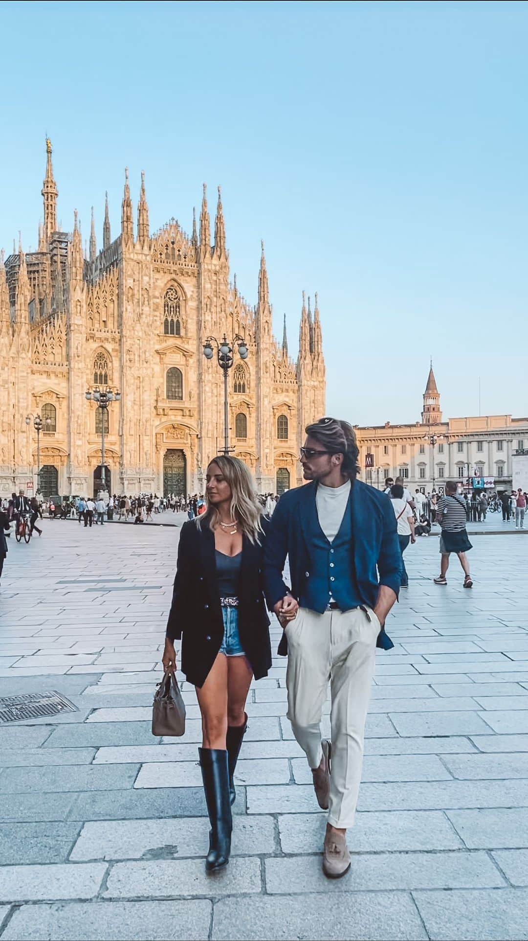 Mariano Di Vaioのインスタグラム：「Sunday sunset in Milan 🇮🇹  • #italy #italianstyle #duomoMilan #MFW #ootd」