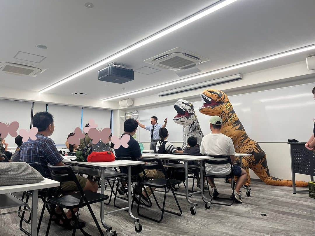 【公式】東京コミュニケーションアート専門学校ECOのインスタグラム：「先日、恐竜校舎にて行われました、（株）アソビスキーさん企画運営の「ダイナソーミュージアムツアー」の様子です🦕🦖  在校生達は、日々の学びをお子さん達にアウトプット出来る、大変貴重な機会です🤗  参加してくれたお子さん達や保護者様達が喜んでくださる様子を見て、学生さん達もより一層学びに対する意欲が高まったようでした🌱  ご参加頂いた皆様、そしてアソビスキー様、ありがとうございました！  . ・－・－・－・－・－・－・－・－・ ⁡ 学校説明会やオープンキャンパスも実施しております🐰🌱 ぜひご参加ください🕊🛰 ⁡ ・－・－・－・－・－・－・－・－・ ⁡ #tca東京eco動物海洋専門学校 #tcaeco #動物 #海洋 #ペット #自然環境 #恐竜 #専門学校 #オープンキャンパス #oc #進路 #動物園 #飼育員 #化石 #古生物 #アソビスキー #ダイナソーミュージアムツアー」