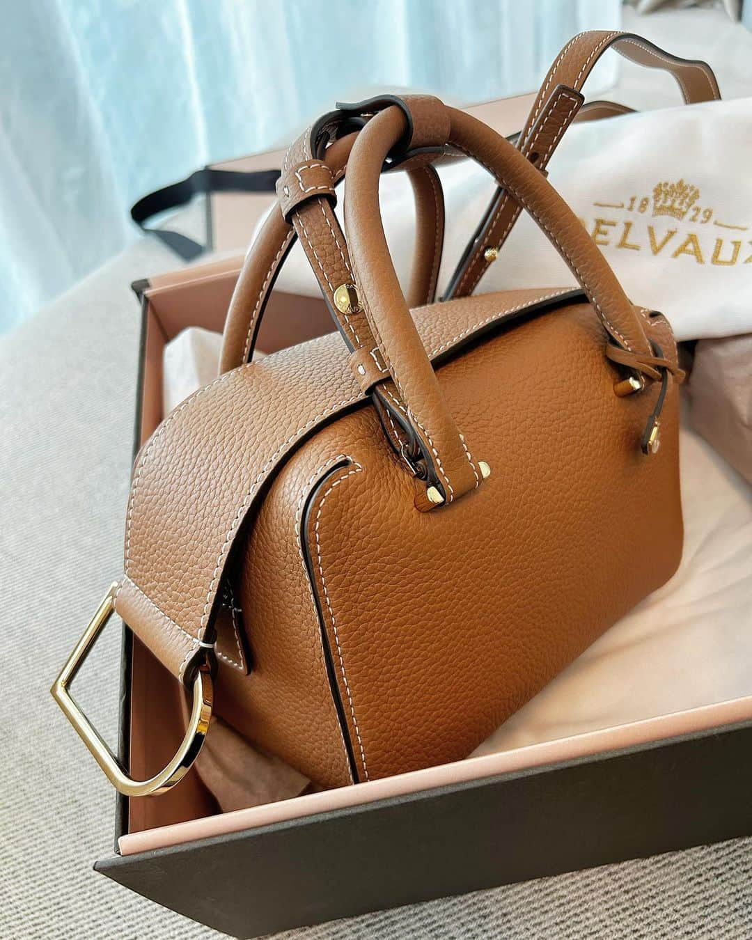 大崎佑実さんのインスタグラム写真 - (大崎佑実Instagram)「⁡ @delvaux のcool boxがずっと欲しくて、 友人でバイヤーの @mari.buyer に買い付けしてもらいました🙏🤍(3回目) ⁡ 世界的に在庫が不足していて、 比較的手に入りやすいnanoサイズは私には小さすぎると思い、 どうしてもminiサイズが欲しくて. ⁡ シンガポール、イギリス、フランスで直接探したけど年内の入荷はないと言われ😭💦 ⁡ ダメ元で @mari.buyer に聞いた所、タイミングよくminiサイズを送ってもらうことができました🙏✨ しかもシンガポールで購入するより7万円ほど安かった🤍 ⁡ カジュアルに使えてコンパクトなのに容量があるし、 軽くてシンプルで、すでに沢山愛用中☺️ 長い相棒になりそうな予感…🤍  @mari.buyer は、Delvauxをはじめ、 Valextra、CELINEなども買い付けしていて、 限定セールもよく開催しているので 是非フォロー&お問い合わせをしてみてください！！❣️  ⁡ #delvaux #coolbox #海外買付 #バイヤー」9月18日 18時42分 - osaki_yumi