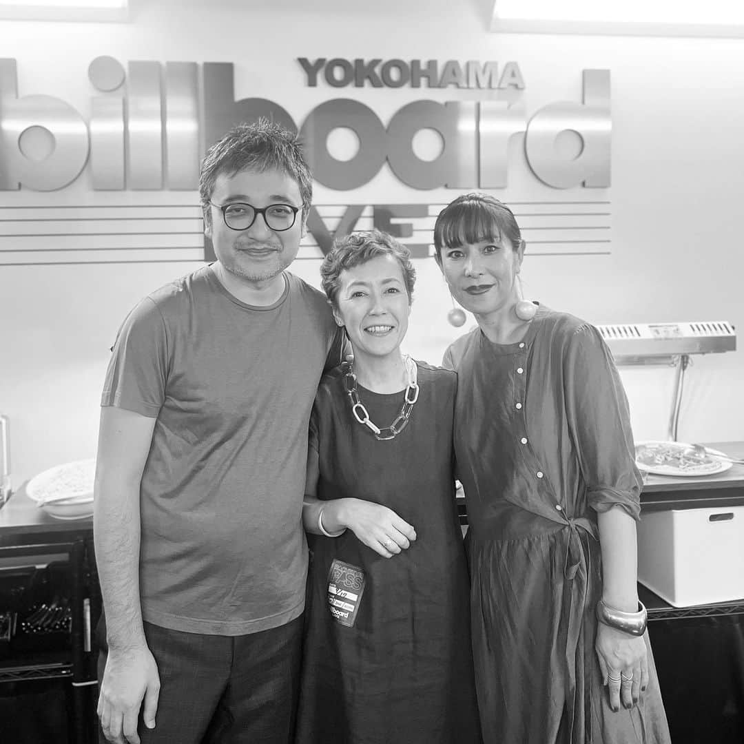 クリス智子さんのインスタグラム写真 - (クリス智子Instagram)「Billboard live Yokohamaでの、 akikoさんと海野雅威トリオ、 夏にリリースにされた共作アルバム「ジャズを詠む」のリリースライブ。  お二人とも、今年、別々で番組にお越しいただいているのですが、そのお2人が、もともと2005年のアルバム制作でご一緒されていたと言うことを知り、さらにそれ以来の18年ぶりの共演が今回のライブ。  今ある世界に、少しカーテンを引いて浸たる、日曜の午後3時のJazz、よかったぁ。  akikoさんは、いつ会っても、時間を忘れた少女のようでもあり、敏感で成熟した女性の感じあり、ジャズを歌う人なんだなぁ、と魅力を感じます。  海野さんのピアノも、機微に溢れ、優しいのに、追いつけない美しさで静かに興奮しました。 生で聴けて、幸せでした。秋には、またツアーがあるそうです！  #akiko #海野雅威トリオ  #Jazz」9月18日 18時42分 - chris_tomoko