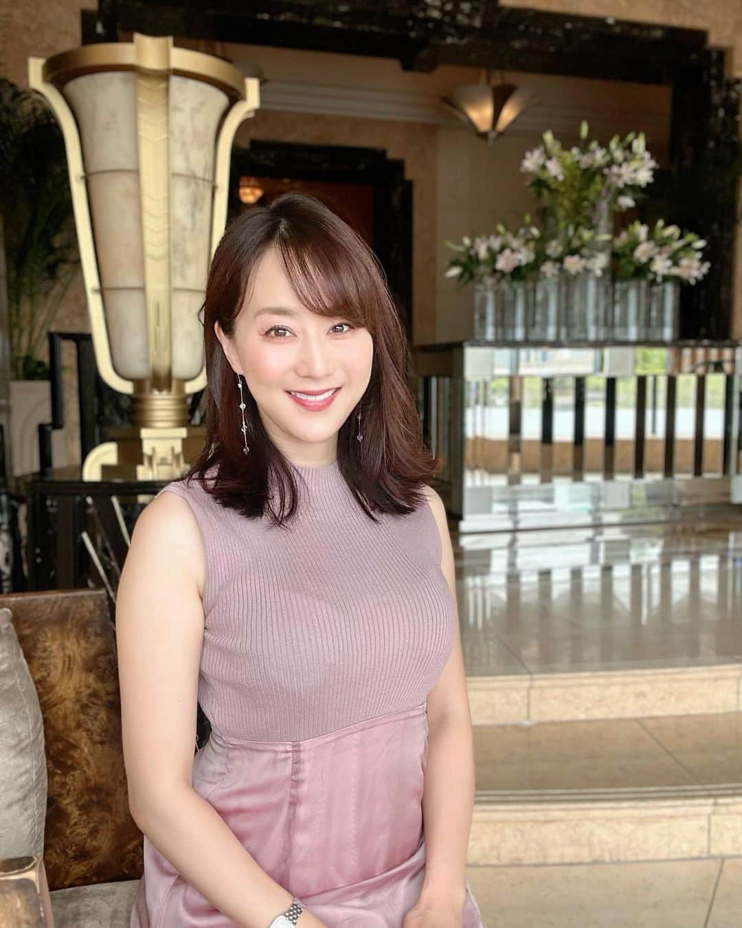 村上麻衣のインスタグラム：「2週間単位で増減してしまう私の体型ですが、 いまかなり増量してしまいました⤴︎  毎日ご飯が美味しくて、つい😅  でも1年で1番痩せているはずの夏にこれ🐷で、 このまま食欲の秋を迎えてしまうと恐ろしい。  3日前から【1日6分。2週間でお腹がペタンコ】トレーニングを始めました。 YouTubeでB-LifeのMariko先生のチャンネルです。 基本的にはマリコ先生はヨガの先生なのですが、 肩こりやちょっと痩せたい時にもほんっとにおすすめです🙆‍♀️ 3日ですこしお腹へっこみました！ ぜひみてみて✨ @blifetokyo   ※PRじゃないです。勝手にオススメです。笑  #ポートレート #ポートレート撮影 #portraitphotography #smile #笑顔 #smile #portrait #ポートレート女子」