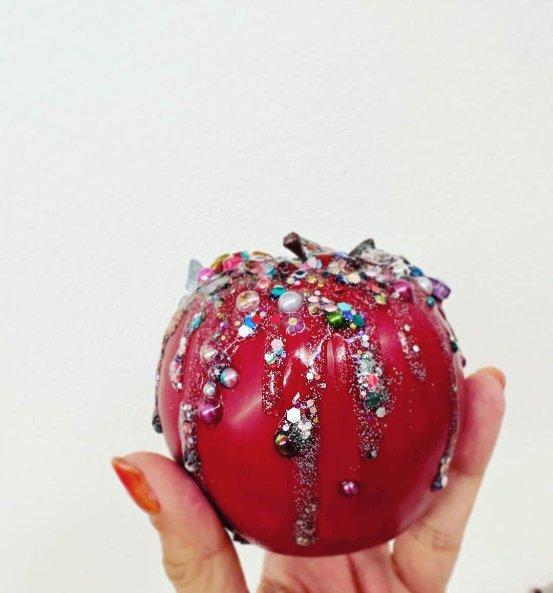 蜷川実花のインスタグラム：「今日もレジン制作して楽しすぎる🍎 可愛いりんごちゃん。 気づくと真夜中になってるんだよw いろんなの作ってるよー」