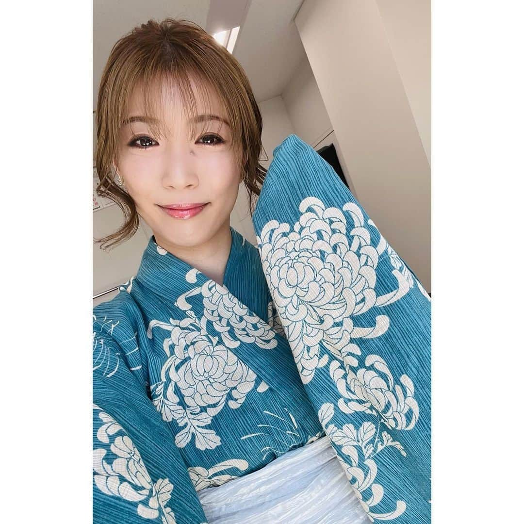 綾凰華さんのインスタグラム写真 - (綾凰華Instagram)「.  時代劇専門チャンネルにて 本日9/18 10時から放送されます ⚜️#華麗なる宝塚歌劇の世界🌍 『#誠の群像』－新選組流亡記－ 番組ゲスト出演させて頂きました☺️  色々な思いを込めて😌 浅葱色に菊模様の こちらの浴衣を着させて頂きました👘♡ ぜひご覧下さい✨  #若が #沖田家の家紋入りだんだら羽織に #菊一文字と並んでいて🥲✨ #スタッフさんの至るところでのお心遣い #ありがとうございました🙏🏻  同期のなつこ（#真彩希帆 ちゃん）の とっても嬉しいお知らせがありました☺️ #なつこほんとにおめでとうーーー🤍🤍  #綾凰華」9月18日 18時47分 - aya_o_ka