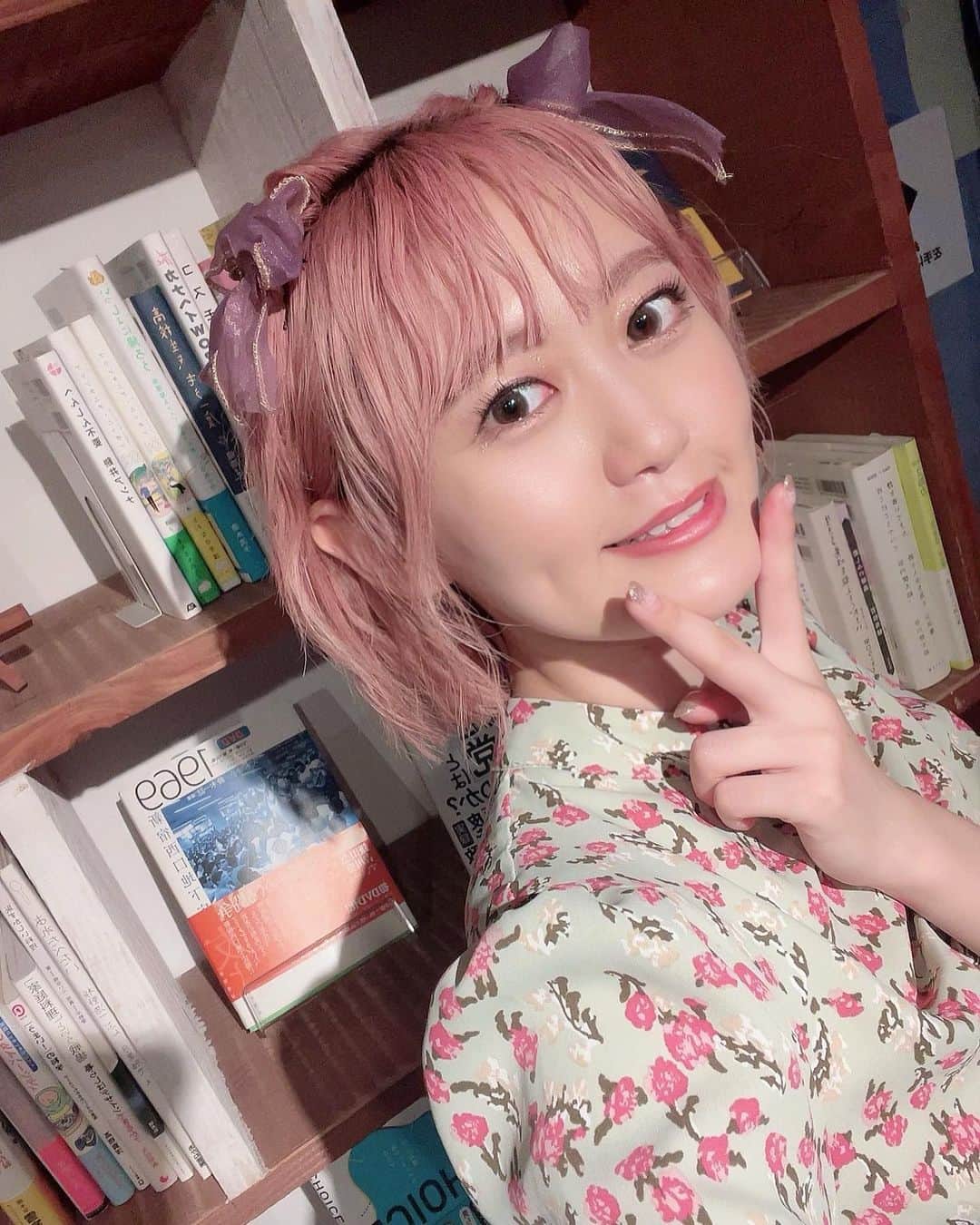 高木美佑のインスタグラム：「🎀  1部はふわふわ 2部はまとめ髪 な おリボンアレンジにしてくれましたっ🤍  ガーリーなリボンやパールのヘアアクセは ヘアメイク @san.risa.3 の！ さんちゃんいつもありがとう〜🥹  2部で付けてたイヤリングは 七海からのプレゼントでしたっ💗  #ヘアメイク #ヘアアレンジ #みゅー服  #ユッケジャンクッパ祭り」
