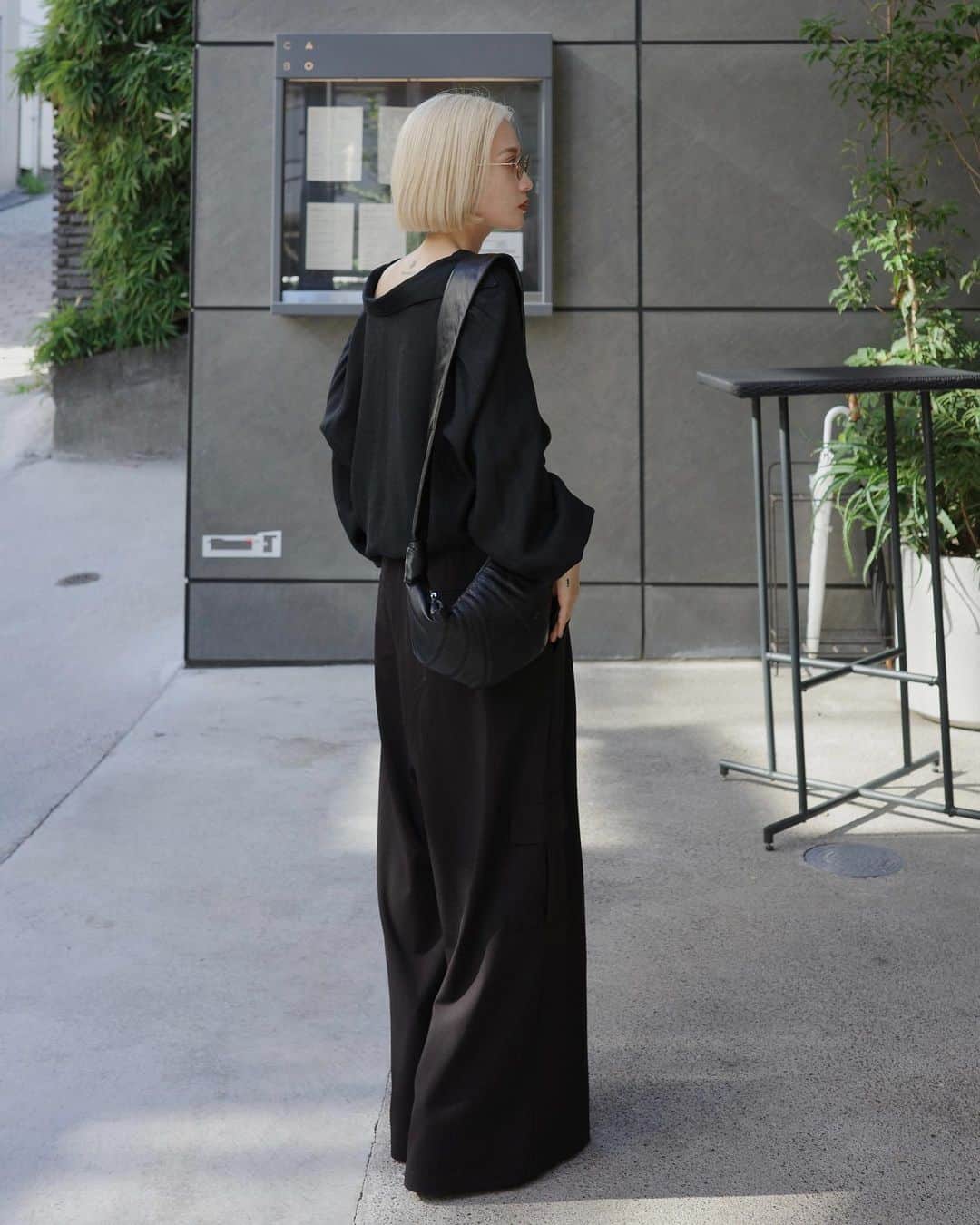 小林加奈さんのインスタグラム写真 - (小林加奈Instagram)「服🩶🩶 tops vintage pants @rim.ark  bag @lemaire_official  モノトーンコーデ🫶すき。 リップはもうすぐ発売の @sensesproduct カラースティック！」9月18日 18時50分 - kana____sk