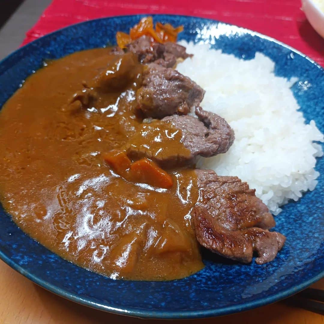 松本隆博のインスタグラム：「。⁡ ⁡森山会長に頂いた、へレ肉を⁡ ⁡カレー🍛に乗せて……………⁡ ⁡へレカレー‼️‼️‼️‼️٩(๑>∀<๑)۶⁡⁡⁡ ⁡ ⁡柔らかくてカレーがボリューミー⁡ ⁡に、そして……華麗なる美味さ✨よ⁡ ⁡⁡ ⁡還暦少年 松本隆博 ⁡」
