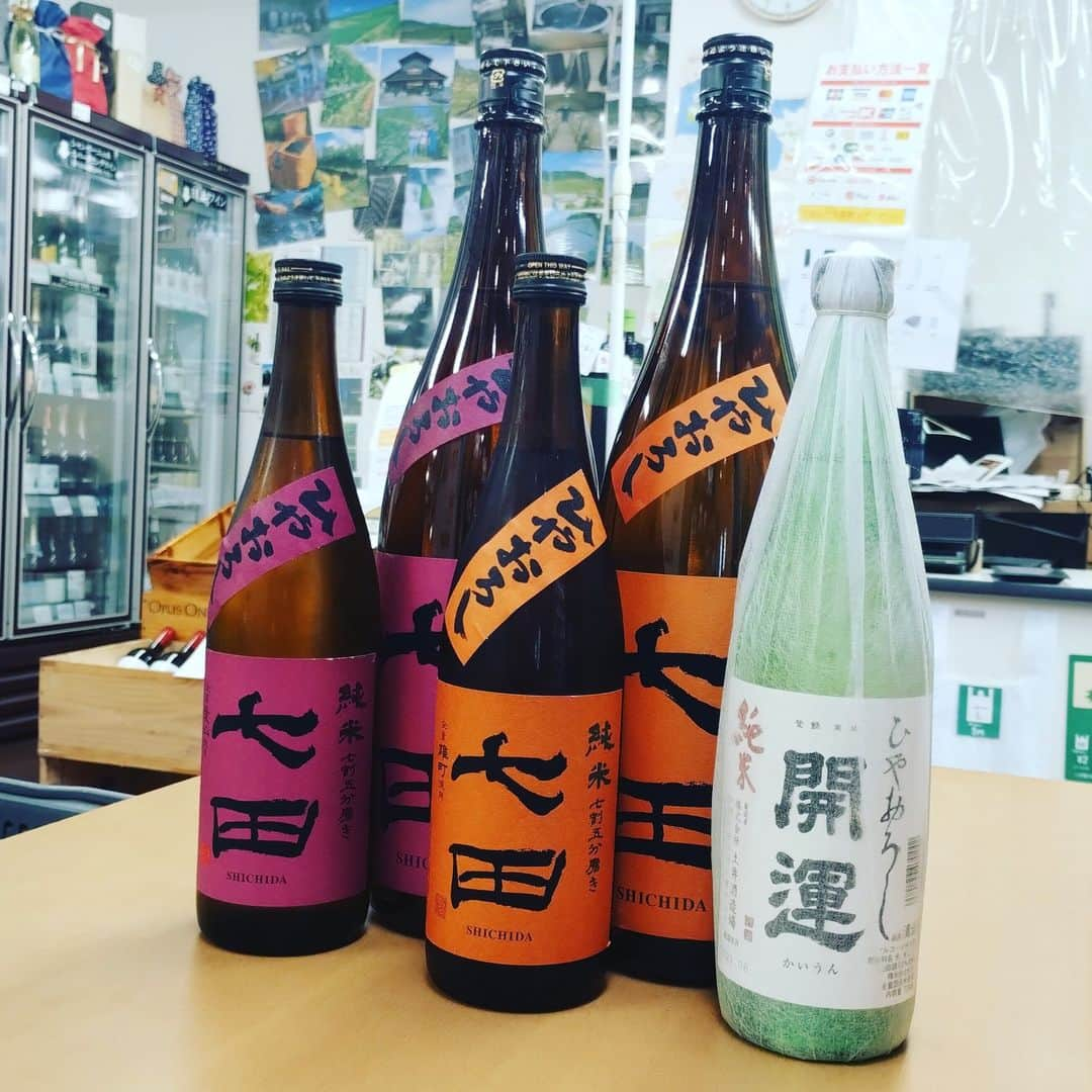 鈴木酒販神田店 〈日本酒とワインの専門店〉さんのインスタグラム写真 - (鈴木酒販神田店 〈日本酒とワインの専門店〉Instagram)「今日もひやおろしの紹介です。  七田「愛山 七割五分磨き ひやおろし」 　　「雄町 七割五分磨き ひやおろし」 開運「純米 ひやおろし」  当店では毎年入荷している人気＆大定番ひやおろしですね！　旨味の乗った秋の味わいをお楽しみください！」9月18日 18時51分 - suzukishuhan.retail