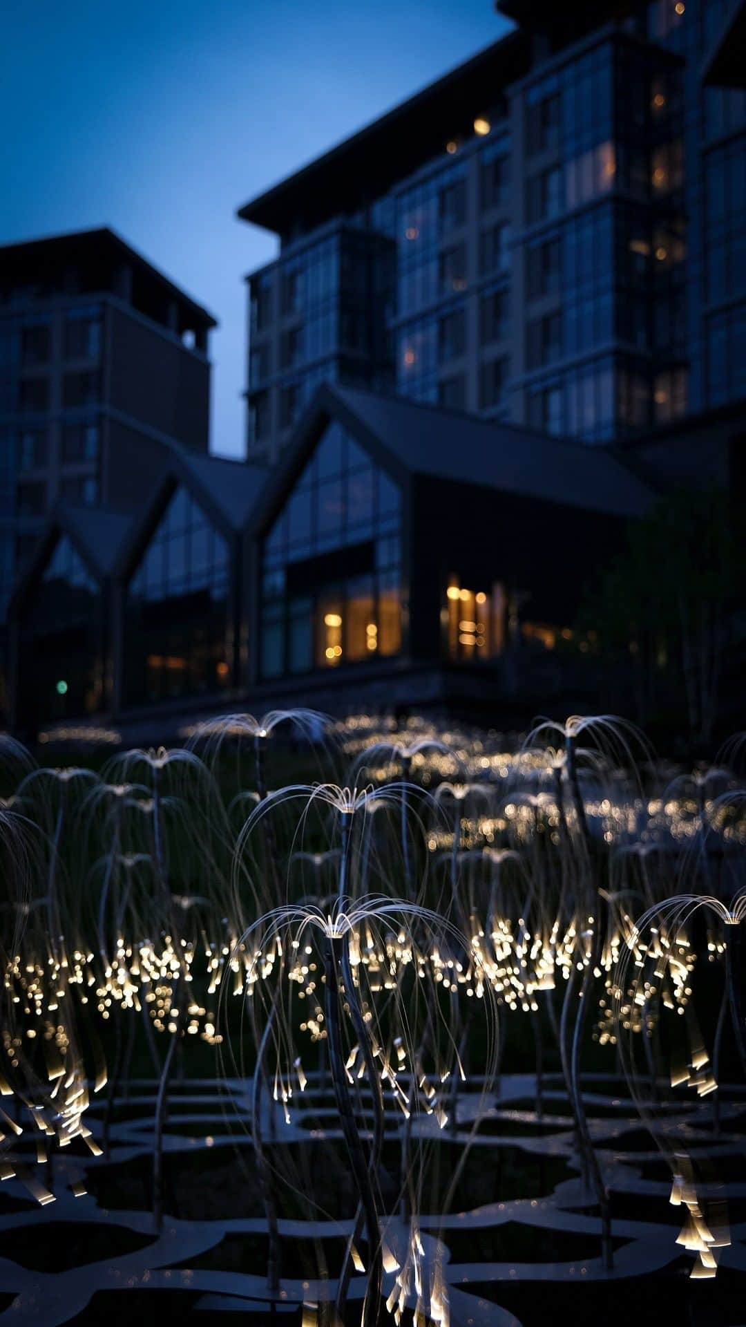 Park Hyatt Tokyo / パーク ハイアット東京のインスタグラム：「World-renowned artist Bruce Munro’s magical Mountain Lights art Installation made an appearance in Niseko, Hokkaido earlier this summer at @parkhyattniseko. An incredible, immersive spectacle while strolling along the garden paths - a truly unforgettable artistic experience courtesy of the brillaint @brucemunrostudio!   Share your own images with us by tagging @parkhyatttokyo  ————————————————————— #parkhyatt  #parkhyattniseko #luxuryispersonal #luxuryhotel  #mountainlights #arts #artlover #brucemunro ​ 　@hyatt @parkhyatt @parkhyattniseko @mountain_lights_hanazono   ​」