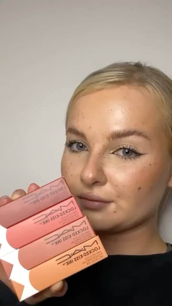 のインスタグラム：「C’est la saison des 💄 mats ! 😍  Quoi de mieux que l’un de nos Locked Kiss Ink pour parfaire vos looks automnaux ?   Pour faire durer sa tenue ENCORE plus longtemps, appliquez notre brume fixante Fix+.   ✨ Teintes utilisées : Teaser, Mischief, Most Curious, Poncy  📹 Regram @charlottehenshawmua  #MacLockedKissInk #MacLovesLips #Lipstick」