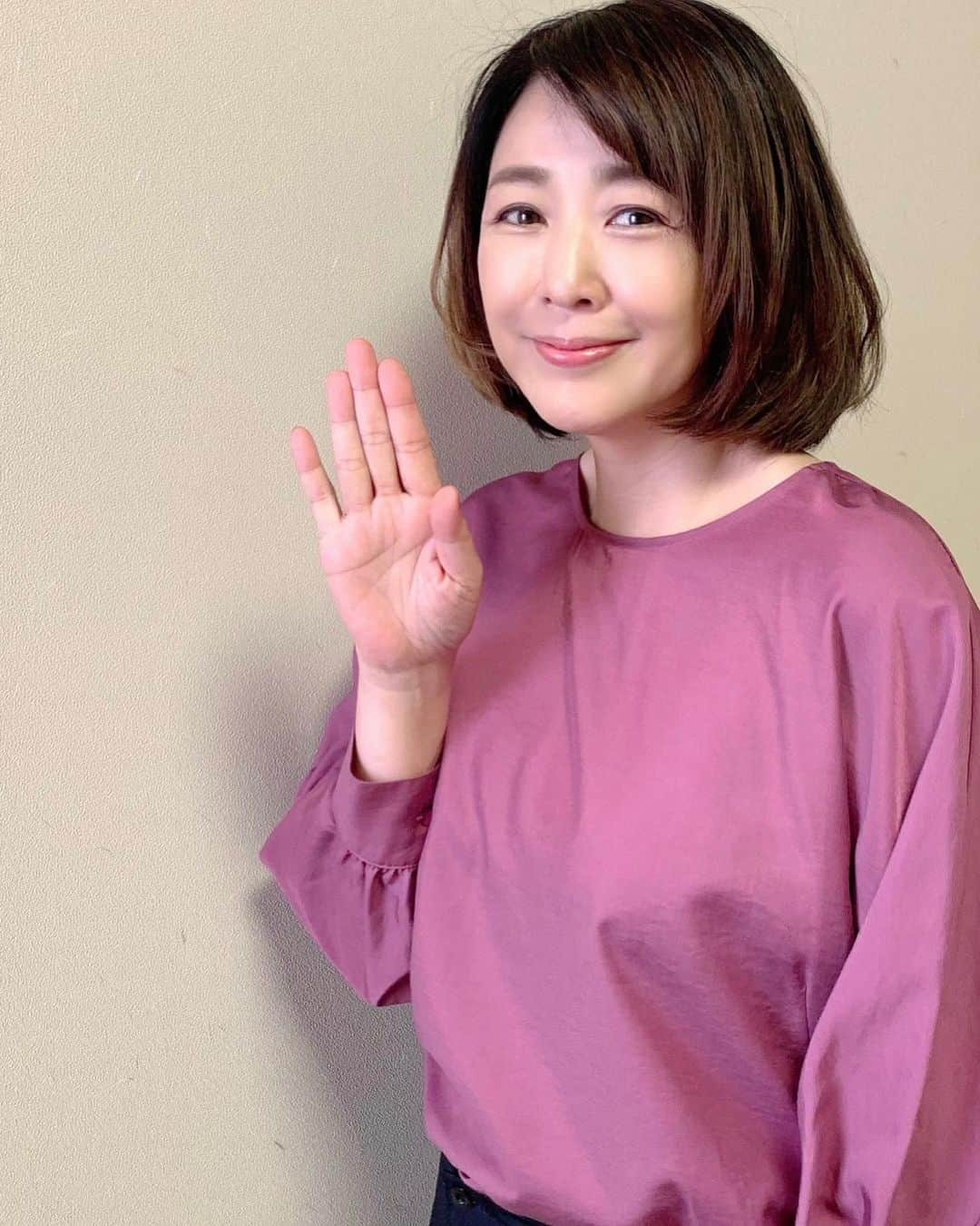 菊池桃子のインスタグラム：「*  ピンクは自分に似合う色の1つ だと最近気づきました。  本名が桃子だけに子供の頃や 若い頃はピンクを着るのが照れ臭かったんです。  #貴方のお気に入りカラーは？」