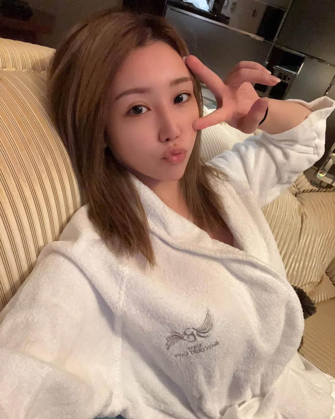 芹澤明日香のインスタグラム：「. 決めて自撮りしようとしてもブレブレ🤳"笑 そもそもメイク落としたあとの、どすっぴん🙋🏼‍♀️ 久しぶりにお酒飲んだから真っ赤🐙🥹🍷🍾 ってことで明日からお仕事頑張ります🫡  #goodnight  #おやすみなさい  #ベイコート倶楽部  #東京ベイコート倶楽部  #tokyobaycourtclub  #幸せな時間」
