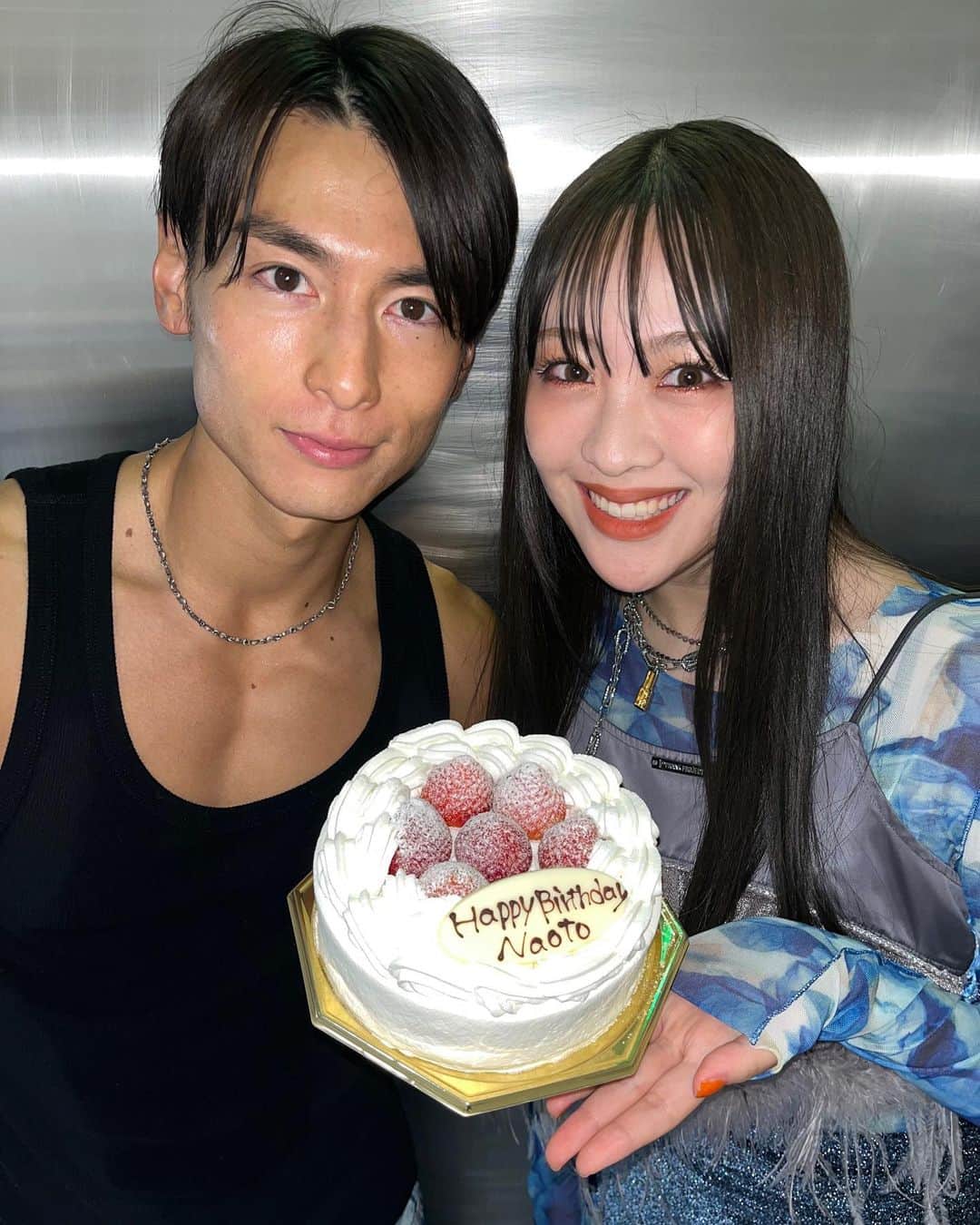 moca のインスタグラム：「なおてぃーんのお誕生日！ おめでとう👐🏻  ここまできたらほんとに お兄ちゃん！！笑  自分にも厳しいなおてぃーん！ 大会頑張ってね！！！💪🏻 終わったらお誕生日パーティーしようね🎂🍖🍔🍕🍩  #4枚目は小見山さんに書かれてた🪥」