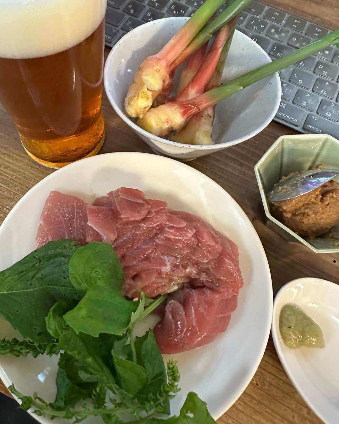 阿諏訪泰義のインスタグラム：「大好きなボクシングを観ながら谷中とマグロです。」