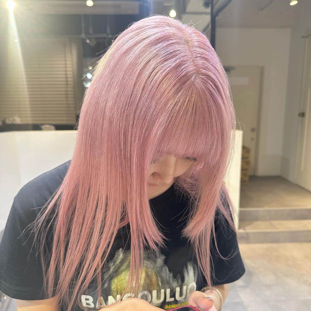 Beleza_official_instagramのインスタグラム：「White pink♡ breachp3〜 ・  色落ちまで綺麗なカラー やわらかいカラー 一人ひとりに似合うカラー お任せください✊🌼🌟 ブリーチは誰に任せるかでダメージが 変わってきます！ ご予約はDMorホットペッパーから お願いします😉💕 Rei指名していただければ 絶対に可愛くします✊ belezaに来たことある方でもRei指名可能です😇 "また会いたい"と思わせます❗️ ・ わからないことがあればDMまでお願いします🤲  黒染め、縮毛履歴はハイブリーチメニューで ご予約ください🤲 記載のお時間より、ブリーチの抜け具合で お時間かかる場合がございます。 当日は長めに見ていただければ助かります。 お任せください♡♡」