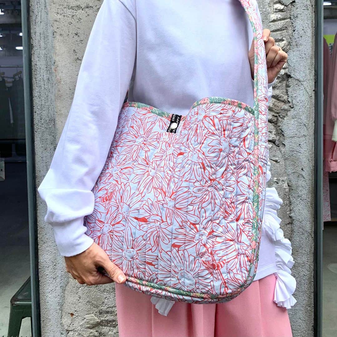 ミントデザインズのインスタグラム：「. -KURODA FLOWER QUILT BAG-  お問い合わせが大変多かった花柄キルトのバッグが入荷‼︎ ポリエステルの中綿が入った軽いキルティングに仕上げました。  太めの肩ベルトでショルダーバッグとして。 身長がある方やメンズの方もななめがけでお持ちいただけます。  ※BLACKは完売いたしました。  #mintdesigns #ミントデザインズ #2023aw」