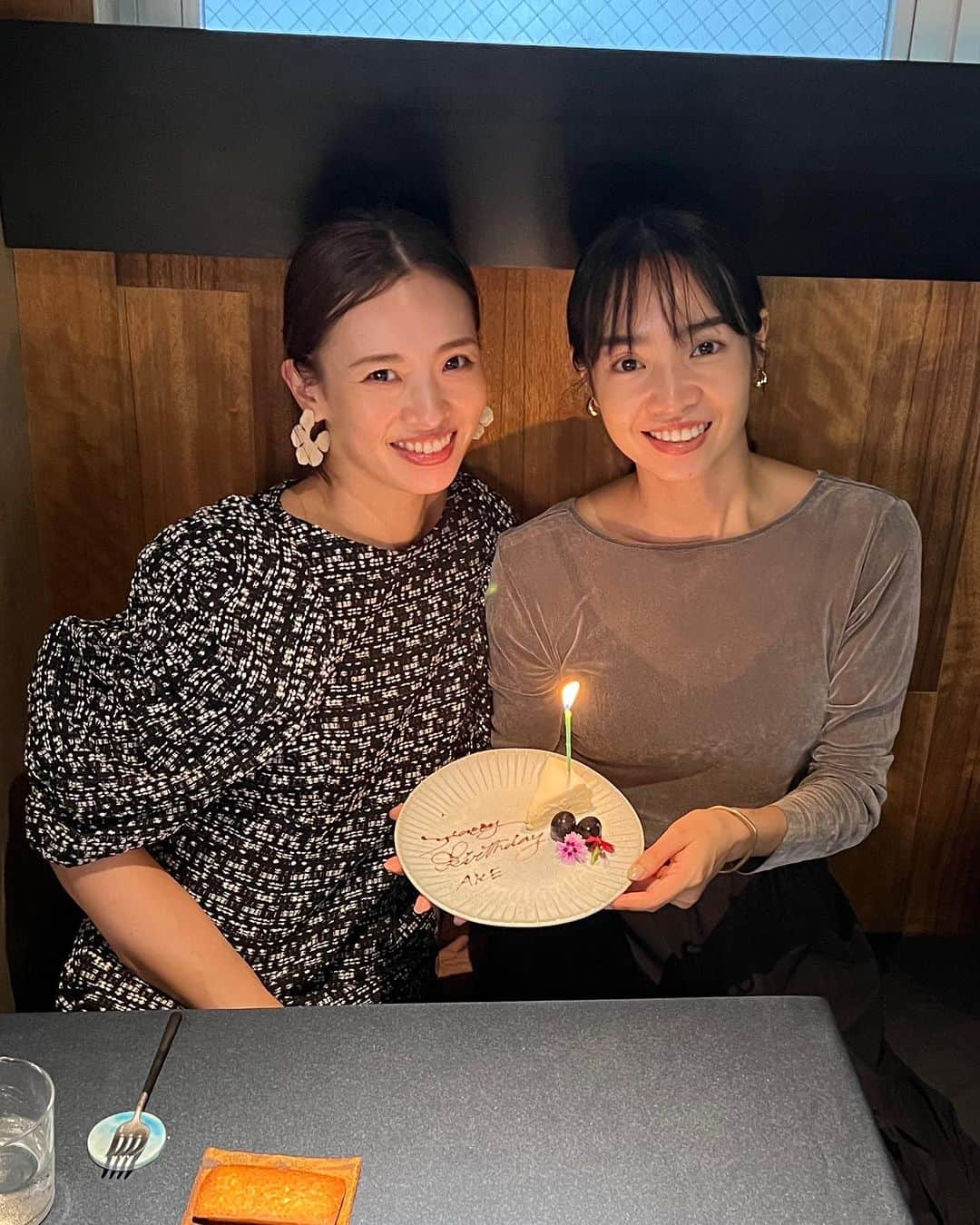 森田麻恵のインスタグラム：「今年も親友とバースデーランチへ🥂  焼きたてのフィナンシェの美味しさに感動しながら、おしゃべりして👯‍♀️  こうして長年ずっと一緒にお祝いできてほんとに嬉し！  少し早いけどおめでとう❤︎ @akemigondo   #birthdaylunch  #bestie」