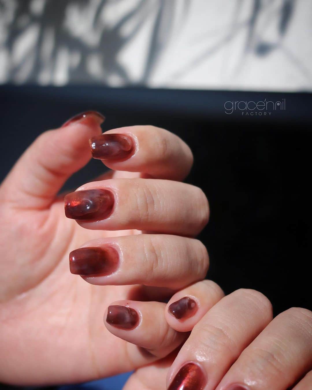 のインスタグラム：「ruby brown  深く光る、染まるような 秋ネイル🍂  #デザインコースgnf  @gracenailfactory_kanon   #一癖ネイル ______________________ 《grace'nail factoryのこだわり》  ✔︎design policy ネイルは一番身近な芸術 お客様の満足、感動、好奇心を満たす、オリジナルアートのクリエイションにつとめております  ✔︎育爪policy お爪本来の力を育つよう 丁寧なケア、爪質改善のためのアプローチを行なっています  ・アセトン不使用（当店オフの場合」 ・フィルイン ・ウォーターケア付き ・お爪周りの角質ケア  お爪の健康を大切にしていきたい方 、爪質改善を求めている方、ジェルネイルの持ちを良くしたい方に 喜ばれています  ✔︎おもてなしpolicy お客様が【ここへ来たら元気になれる】と喜んでいただけるような〝心〟ある空間づくりを大切にしています  ✔︎エシカルへの取り組み 人への影響だけではなく、地球環境に配慮した良質な商材選びにこだわっています  ——  @gracenailfactory   大阪市西区南堀江1-21-9 南堀江ビル2階  ☞堀江公園のすぐそば ☞レンガ色の入り口  定休日/木曜日 平日10:00-18:30（最終受付） 土日祝11:00-18:30（最終受付）  #堀江ネイル　#マグネットネイル大阪 #大阪ネイルサロン #ウォーターケアのあるサロン  #育爪ネイルサロン  #フィルイン大阪 #個性派ネイル大阪 #カジュアルネイル大阪 #南堀江ネイルサロン #堀江ネイル #ニュアンスネイル大阪  #フットネイル大阪 #インクアート大阪  #ミラーネイル #大人カジュアルネイル #ネイリスト採用大阪 #巻き爪ケア大阪 #네일 #泡ネイル #バブルネイル #ネイリスト求人大阪 #秋ネイル #nail」
