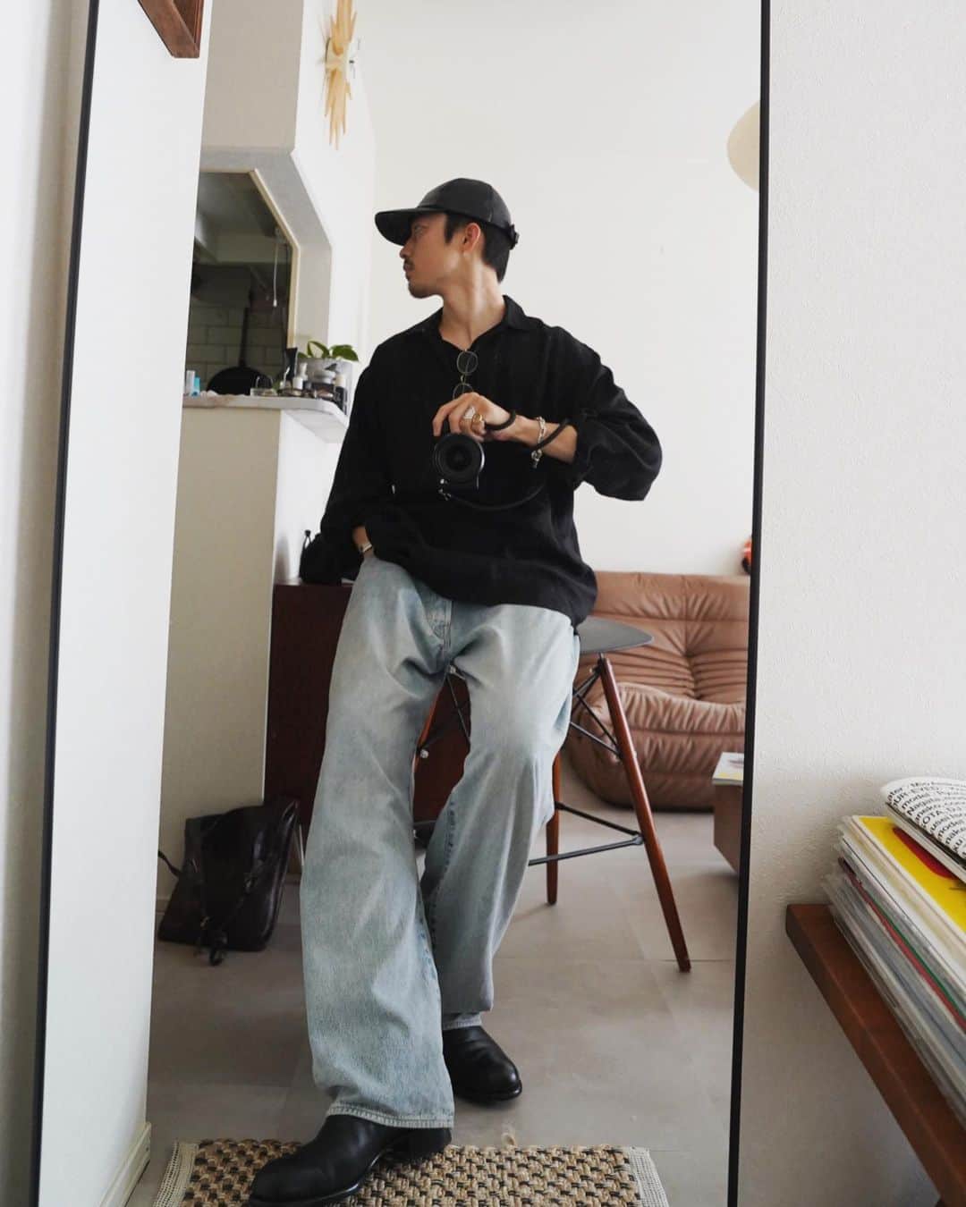 並木一樹のインスタグラム：「気分は秋ですね。  ブリーチデニムにCOMOLIのカナパスキッパーにNICENESSのレザーキャップ  先ほど中目黒の　@coverchord_nakameguro でアプレッセ のペインターデニム買ったので今度コーデ載せます。  shirt: COMOLI tops: @maatee_and_sons  pants: COMOLI shoes: @leyuccas  eyewear: @yuichi_toyama_official   #COMOLI#apresse #ブリーチデニム#leyuccas」
