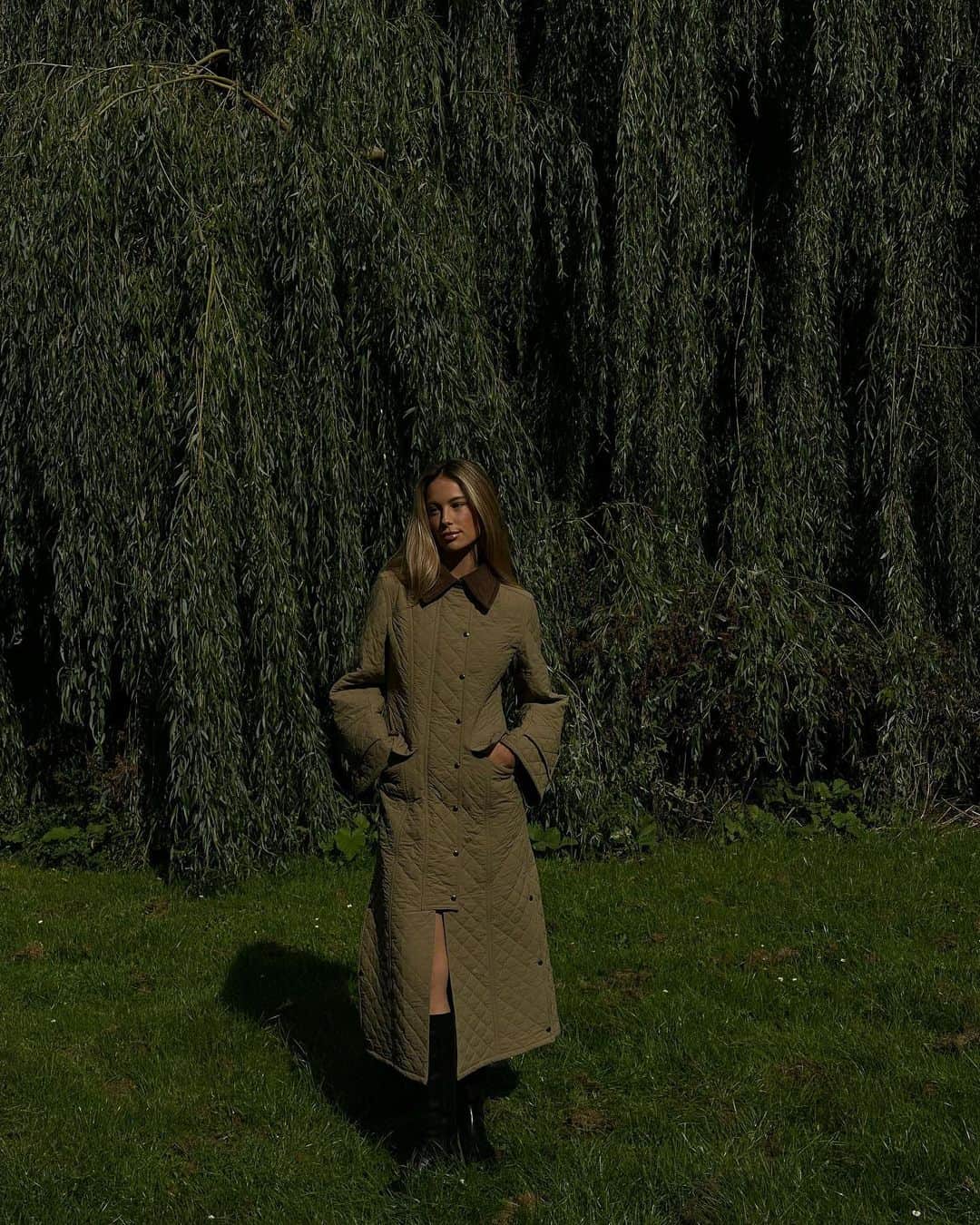 Mathilde Goehlerのインスタグラム：「Something special about fall 🤎」