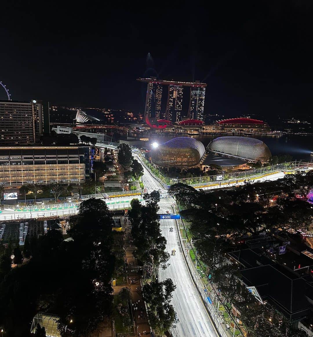 市原彩花さんのインスタグラム写真 - (市原彩花Instagram)「Singapore F1 final race🏎️🍾  決勝戦は今年も一番レースが見やすいホテルSwissotelから観戦🏁 眺め良過ぎ〜😂✨ @swissotelthestamford  レースもデットヒートが多くて超面白かった🤩  Swissotelへは大富豪家族🇯🇵に今年も呼んで頂きました…感謝😭💖 F1の日は観戦しやすいホテルは料金が普段の何倍〜何十倍にもなるの😇 しかも良い部屋は3泊取らないといけなかったり😇 今回はお酒やフード、専属バトラーさんまで付いてたからとんでもないことになってた💸 大富豪にもちゃんとお返し出来るような人間になりたいと思った日でした🌹  #singaporegp#f1singapore#singaporef1#シンガポールf1#singaporegrandprix#f1#formula1#singapore#シンガポール#singapura#海外生活#海外旅行#海外移住#シンガポール生活#シンガポール在住#シンガポール観光#singaporetravel#singaporetrip #あーちゃんシンガポール」9月18日 19時06分 - ayaka_ichihara