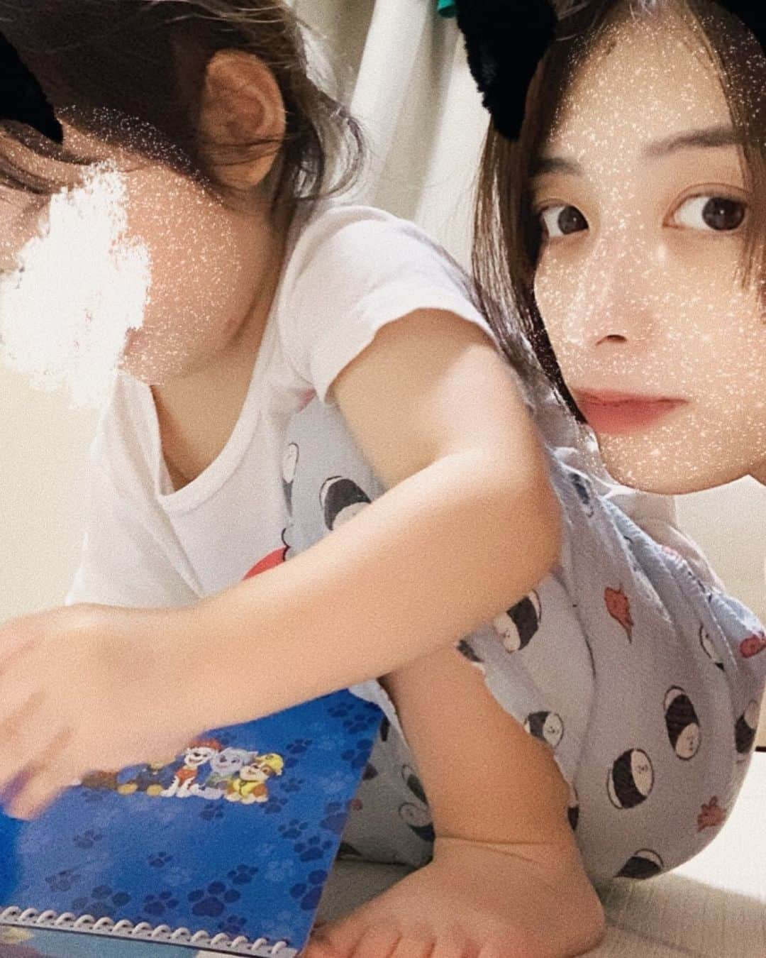 山田みみのインスタグラム：「. ⁡ 保湿のたびに撫でくりまわしてしまう ムチムチすぎて首がないお嬢🫢💭 ⁡ ⁡ このブツブツフィルター？ 子供にあてると顔が目ですか？(???) ってくらい目ぐりんぐりんになる ⁡ ⁡ ⁡ ⁡ ⁡ ⁡ ⁡ #女の子ベビー #女の子ママ #babygirl #令和3年ベビー #新米ママ #ズボラママ #赤ちゃんのいる生活 #赤ちゃんのいる暮らし #ベビスタグラム #ママスタグラム #2歳 #子育て #親バカ部 #2021年4月出産 #公式たまひよグラマー #イヤイヤ期 #恐竜好き」