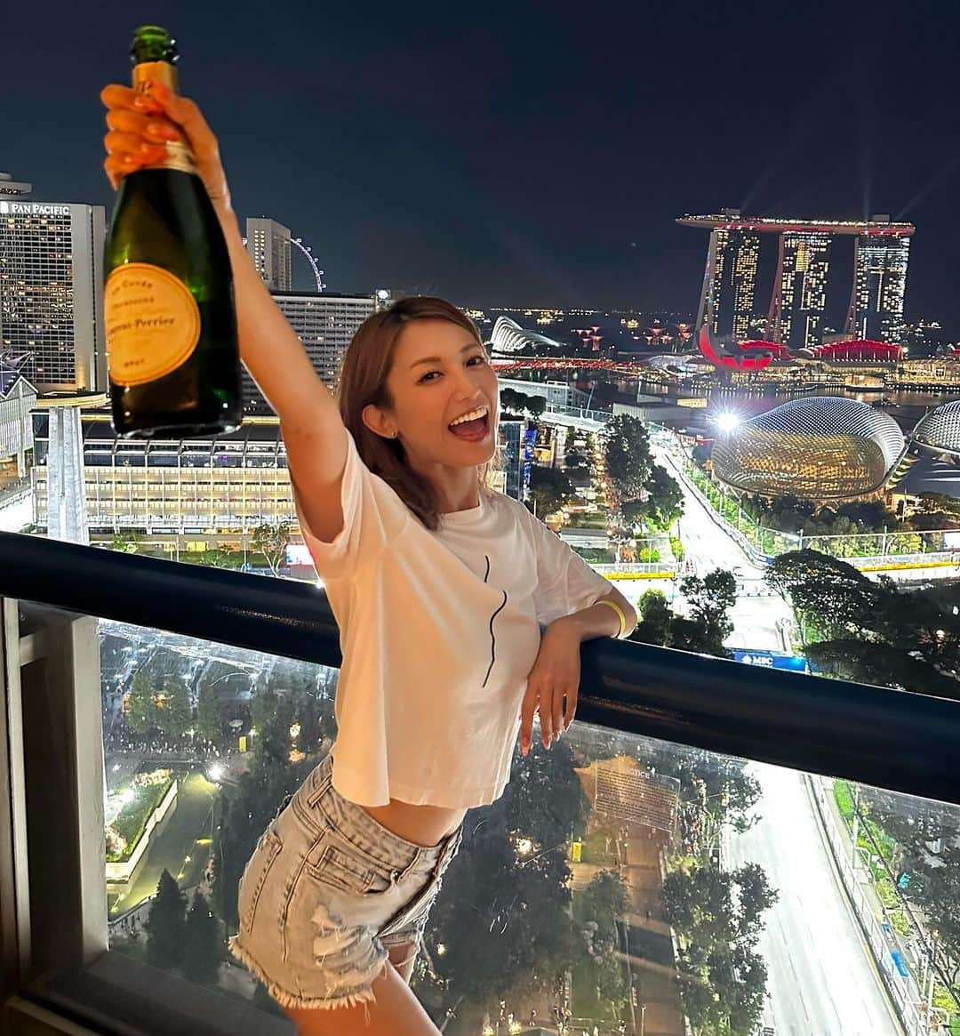 市原彩花のインスタグラム：「Singapore F1 final race🏎️🍾  決勝戦は今年も一番レースが見やすいホテルSwissotelから観戦🏁 眺め良過ぎ〜😂✨ @swissotelthestamford  レースもデットヒートが多くて超面白かった🤩  Swissotelへは大富豪家族🇯🇵に今年も呼んで頂きました…感謝😭💖 F1の日は観戦しやすいホテルは料金が普段の何倍〜何十倍にもなるの😇 しかも良い部屋は3泊取らないといけなかったり😇 今回はお酒やフード、専属バトラーさんまで付いてたからとんでもないことになってた💸 大富豪にもちゃんとお返し出来るような人間になりたいと思った日でした🌹  #singaporegp#f1singapore#singaporef1#シンガポールf1#singaporegrandprix#f1#formula1#singapore#シンガポール#singapura#海外生活#海外旅行#海外移住#シンガポール生活#シンガポール在住#シンガポール観光#singaporetravel#singaporetrip #あーちゃんシンガポール」